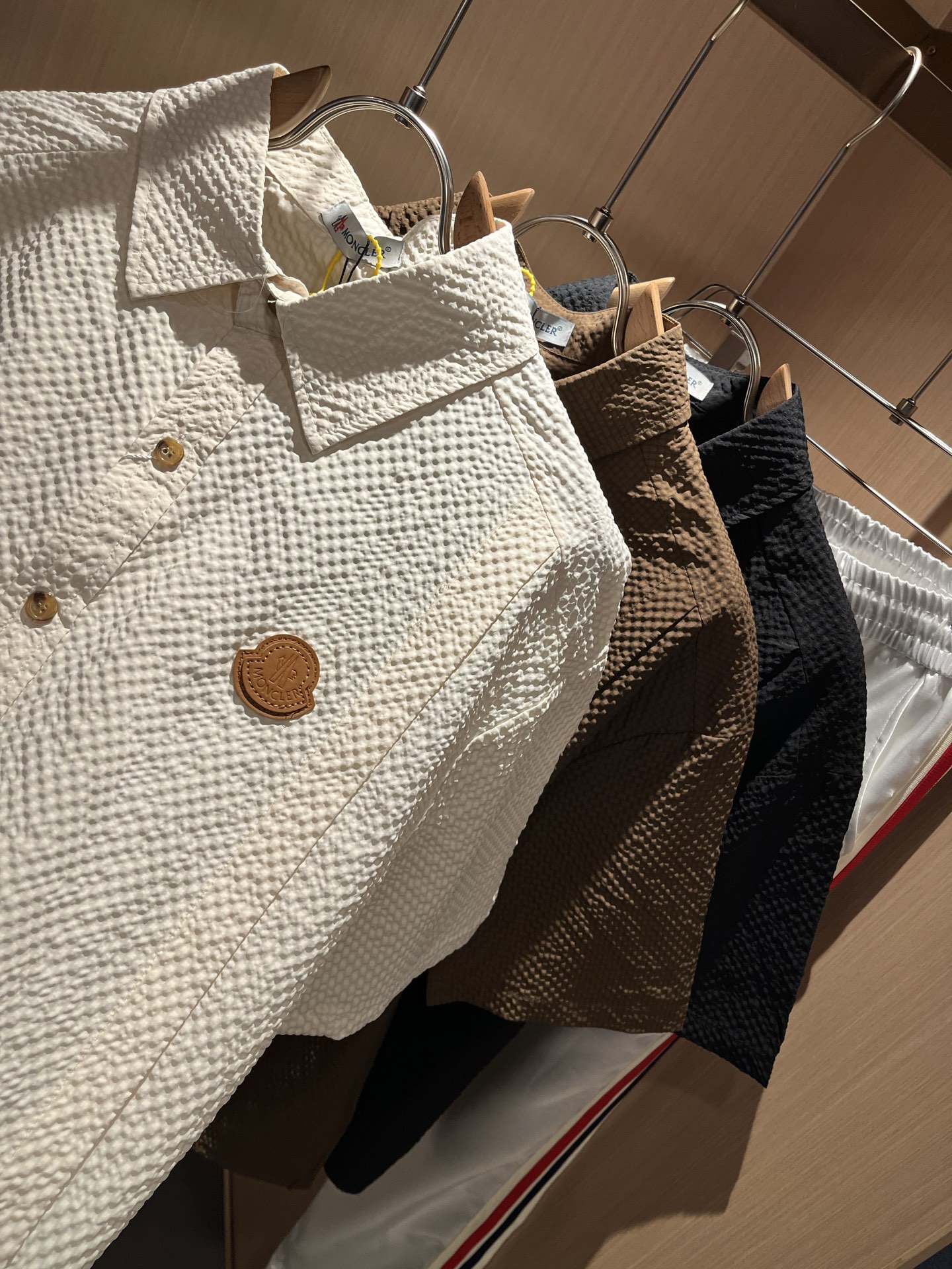  MON蒙**口2025春夏新款男士原单男士长袖衬衣，贸易公司货，官网同步发售！此类型的基础单品是每季必