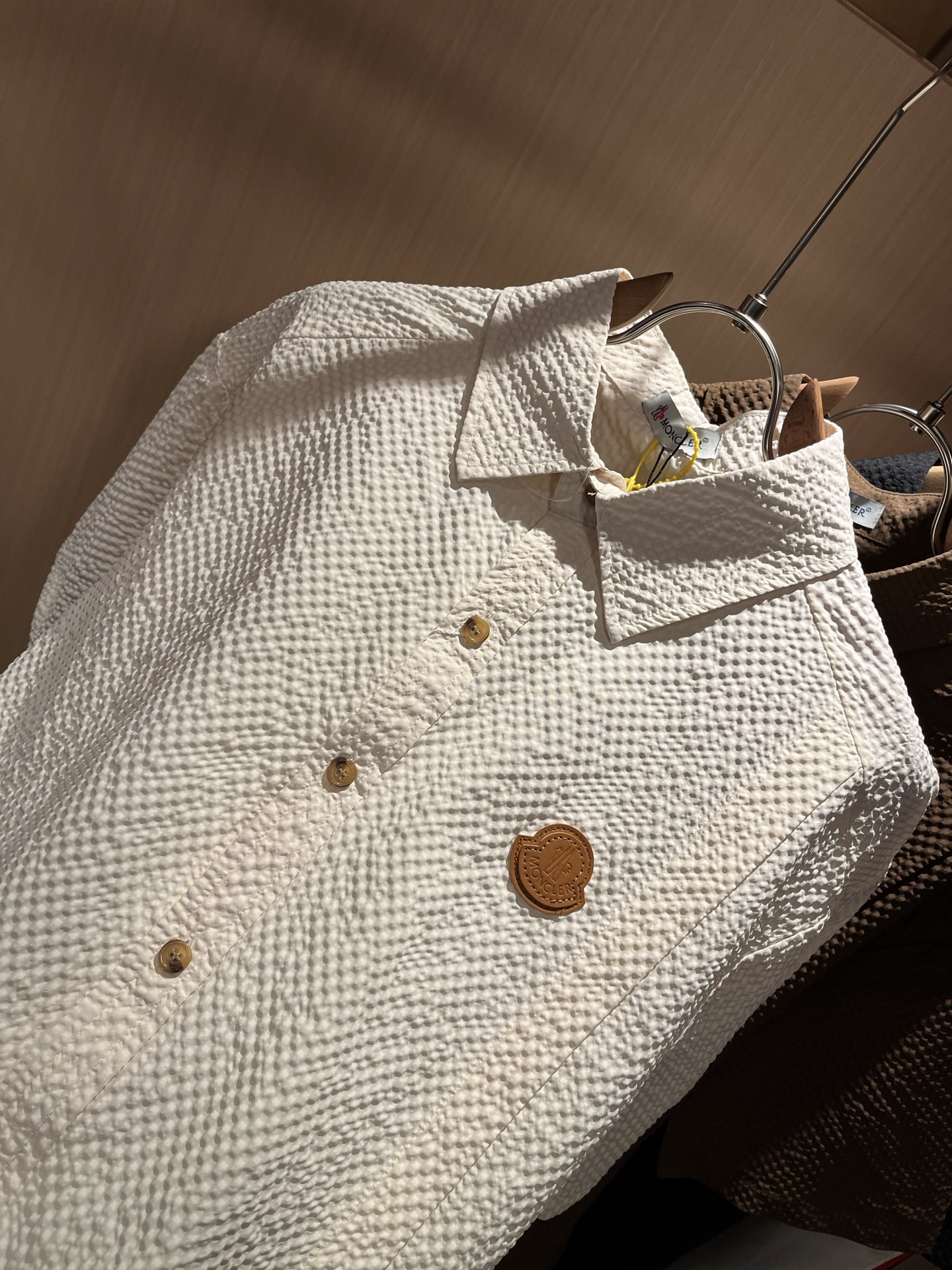  MON蒙**口2025春夏新款男士原单男士长袖衬衣，贸易公司货，官网同步发售！此类型的基础单品是每季必