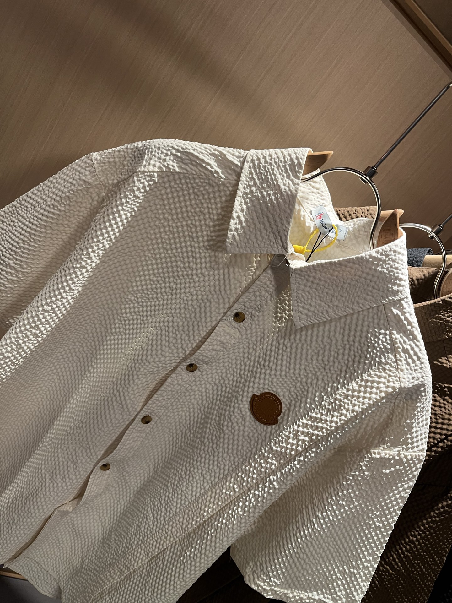  MON蒙**口2025春夏新款男士原单男士长袖衬衣，贸易公司货，官网同步发售！此类型的基础单品是每季必