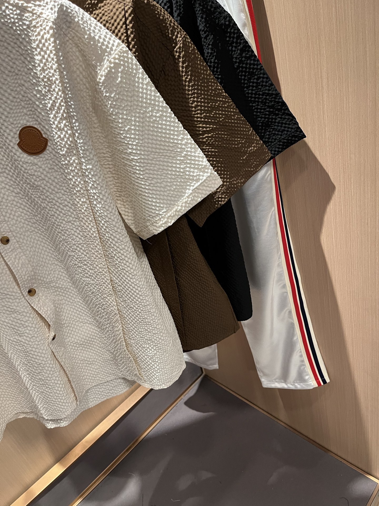  MON蒙**口2025春夏新款男士原单男士长袖衬衣，贸易公司货，官网同步发售！此类型的基础单品是每季必