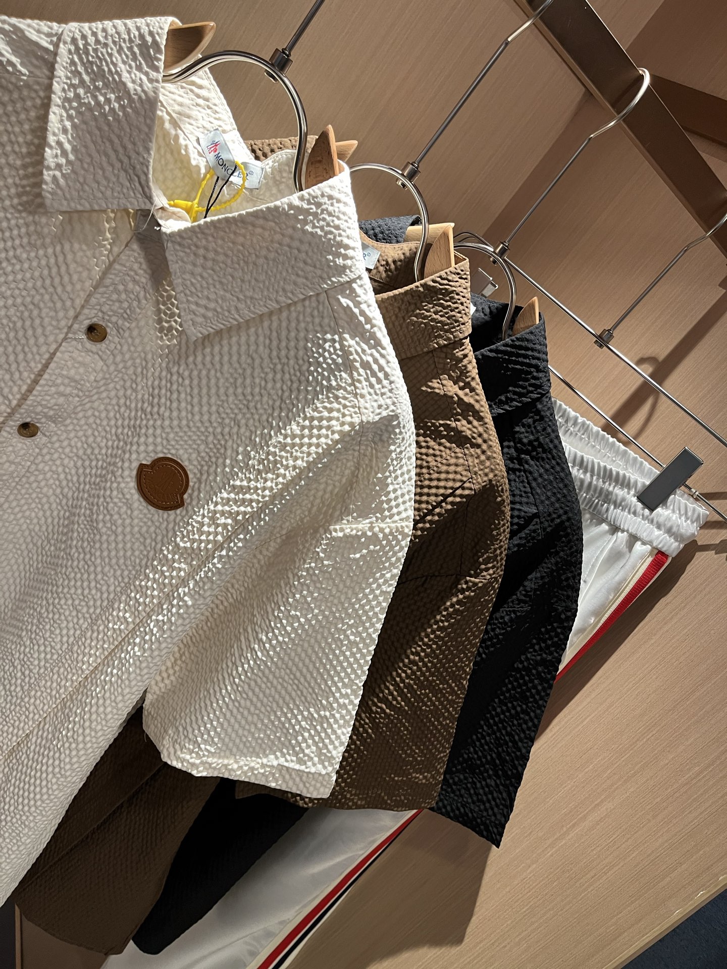  MON蒙**口2025春夏新款男士原单男士长袖衬衣，贸易公司货，官网同步发售！此类型的基础单品是每季必