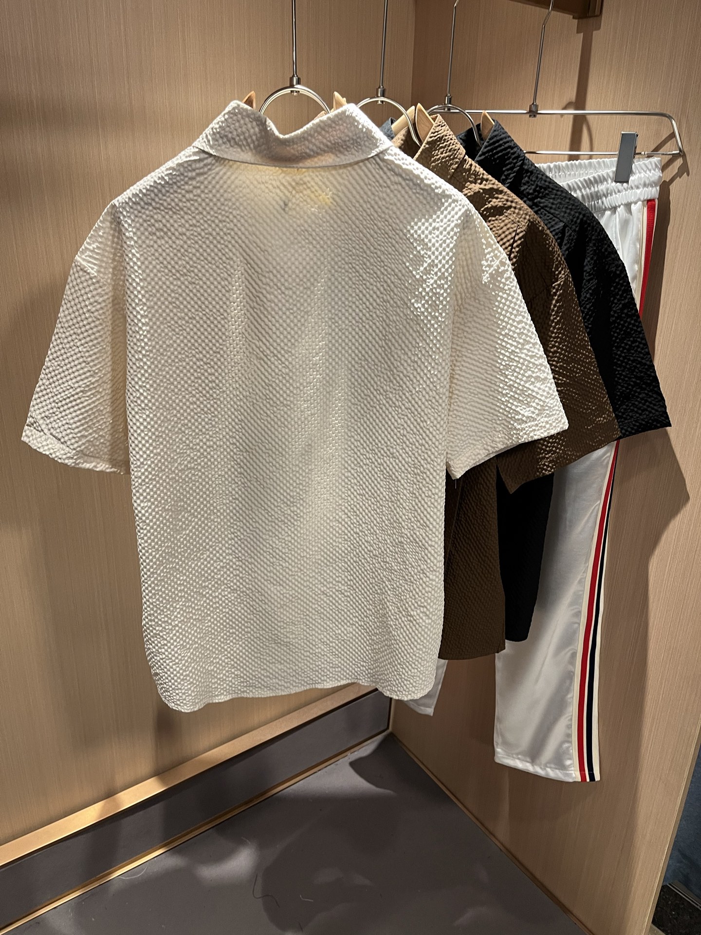  MON蒙**口2025春夏新款男士原单男士长袖衬衣，贸易公司货，官网同步发售！此类型的基础单品是每季必