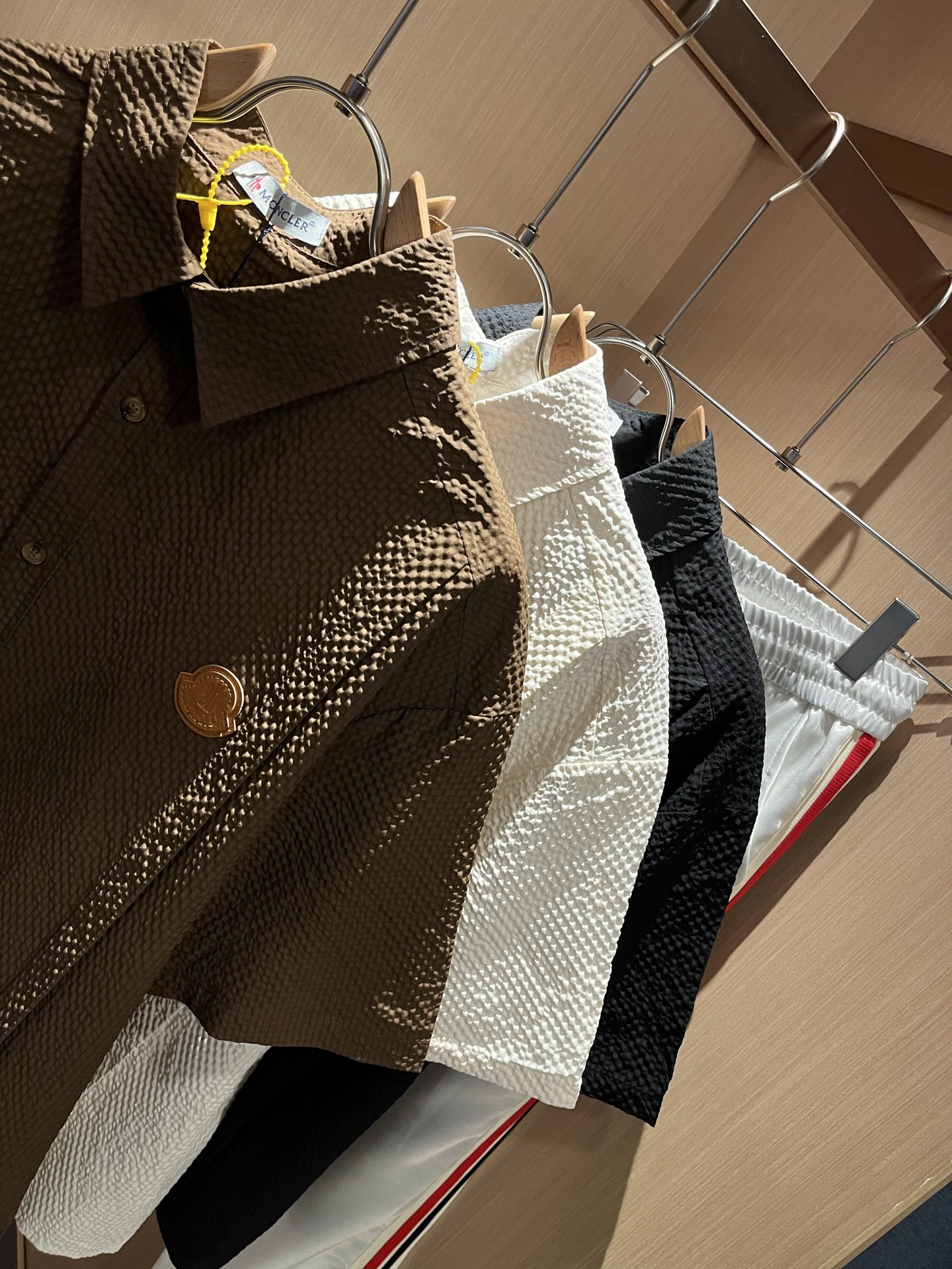  MON蒙**口2025春夏新款男士原单男士长袖衬衣，贸易公司货，官网同步发售！此类型的基础单品是每季必