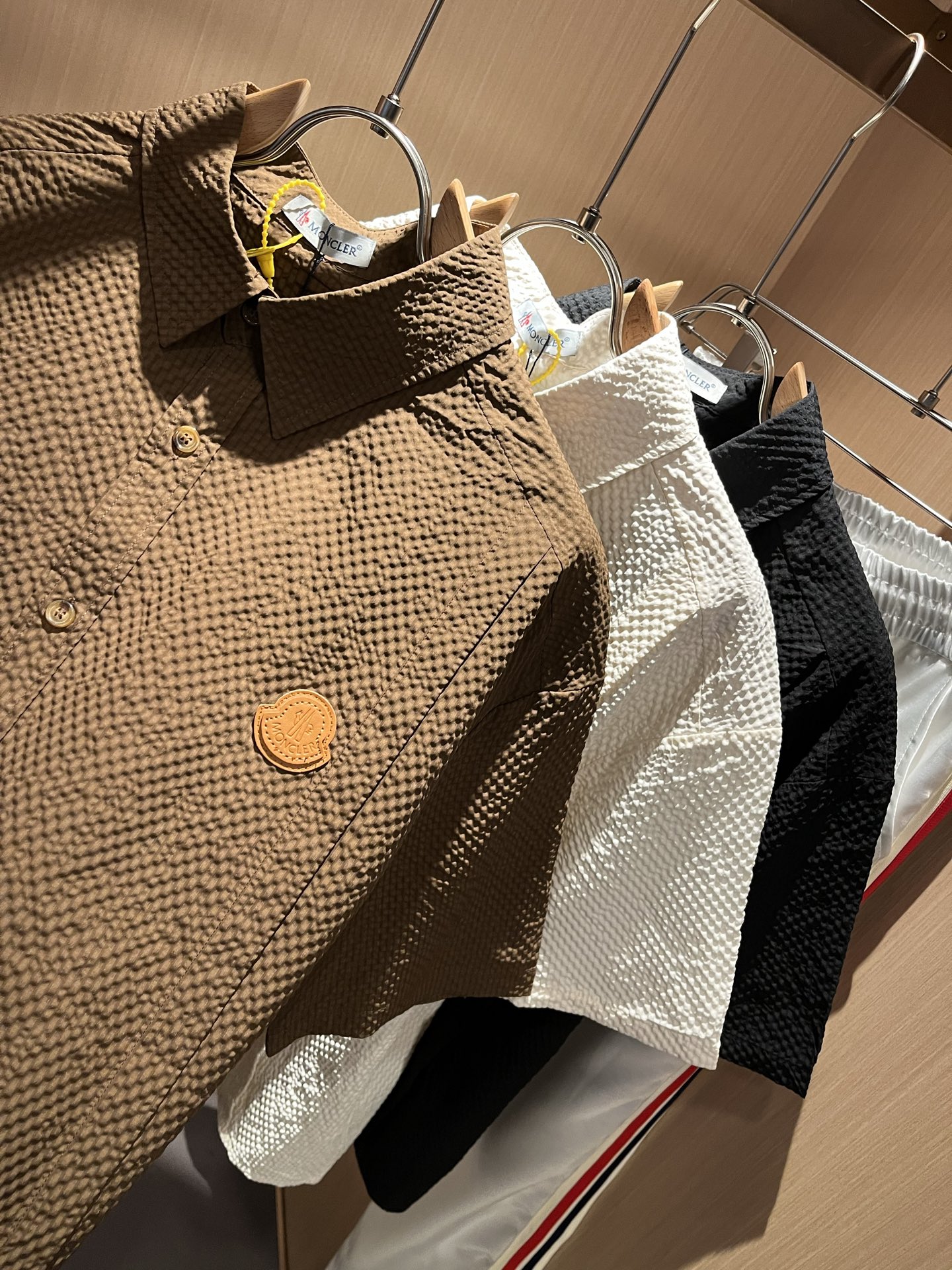  MON蒙**口2025春夏新款男士原单男士长袖衬衣，贸易公司货，官网同步发售！此类型的基础单品是每季必