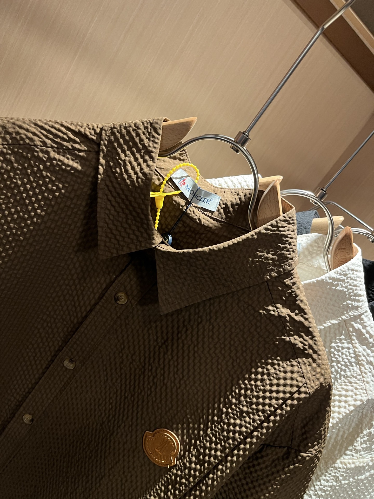  MON蒙**口2025春夏新款男士原单男士长袖衬衣，贸易公司货，官网同步发售！此类型的基础单品是每季必