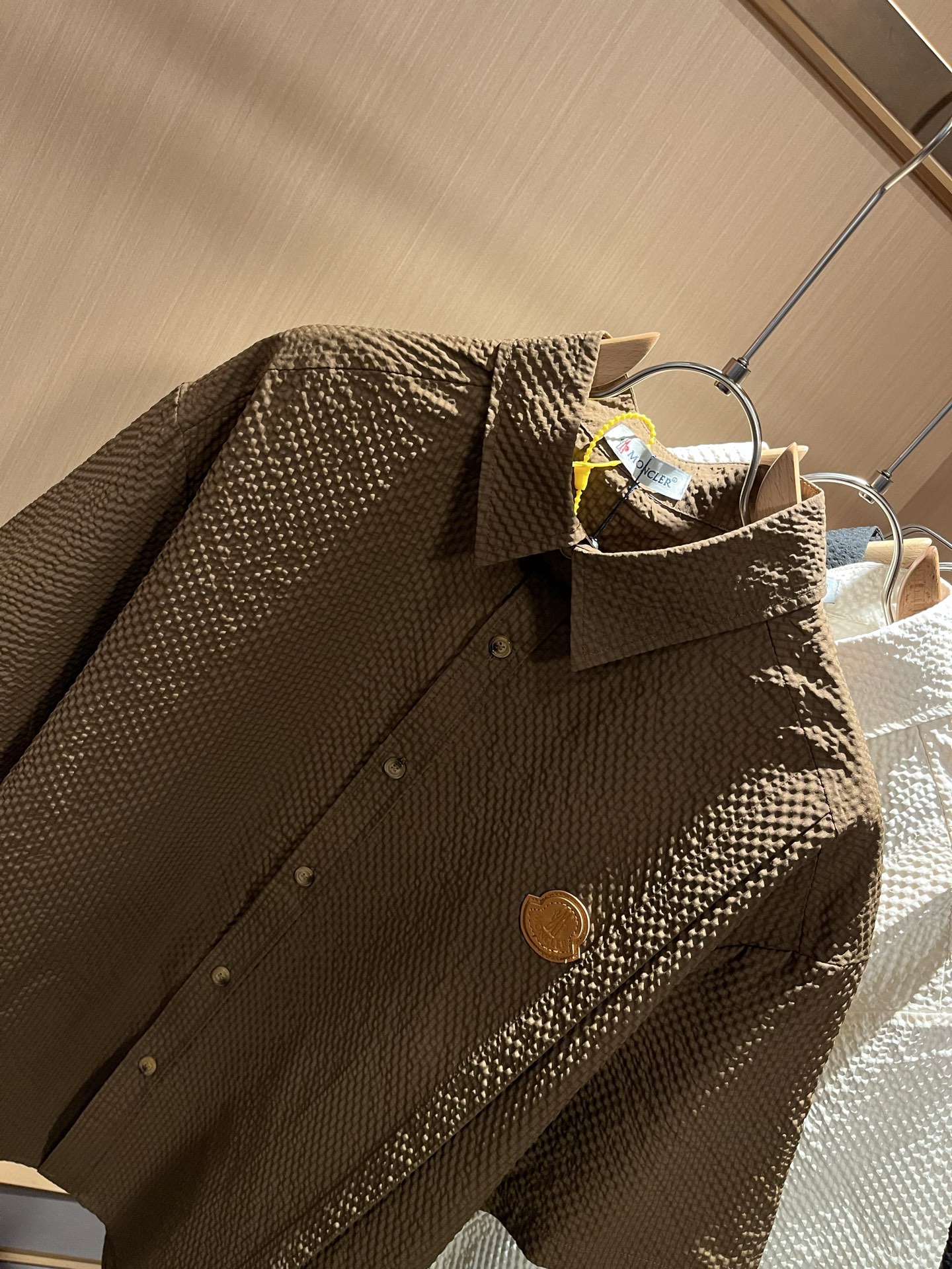  MON蒙**口2025春夏新款男士原单男士长袖衬衣，贸易公司货，官网同步发售！此类型的基础单品是每季必