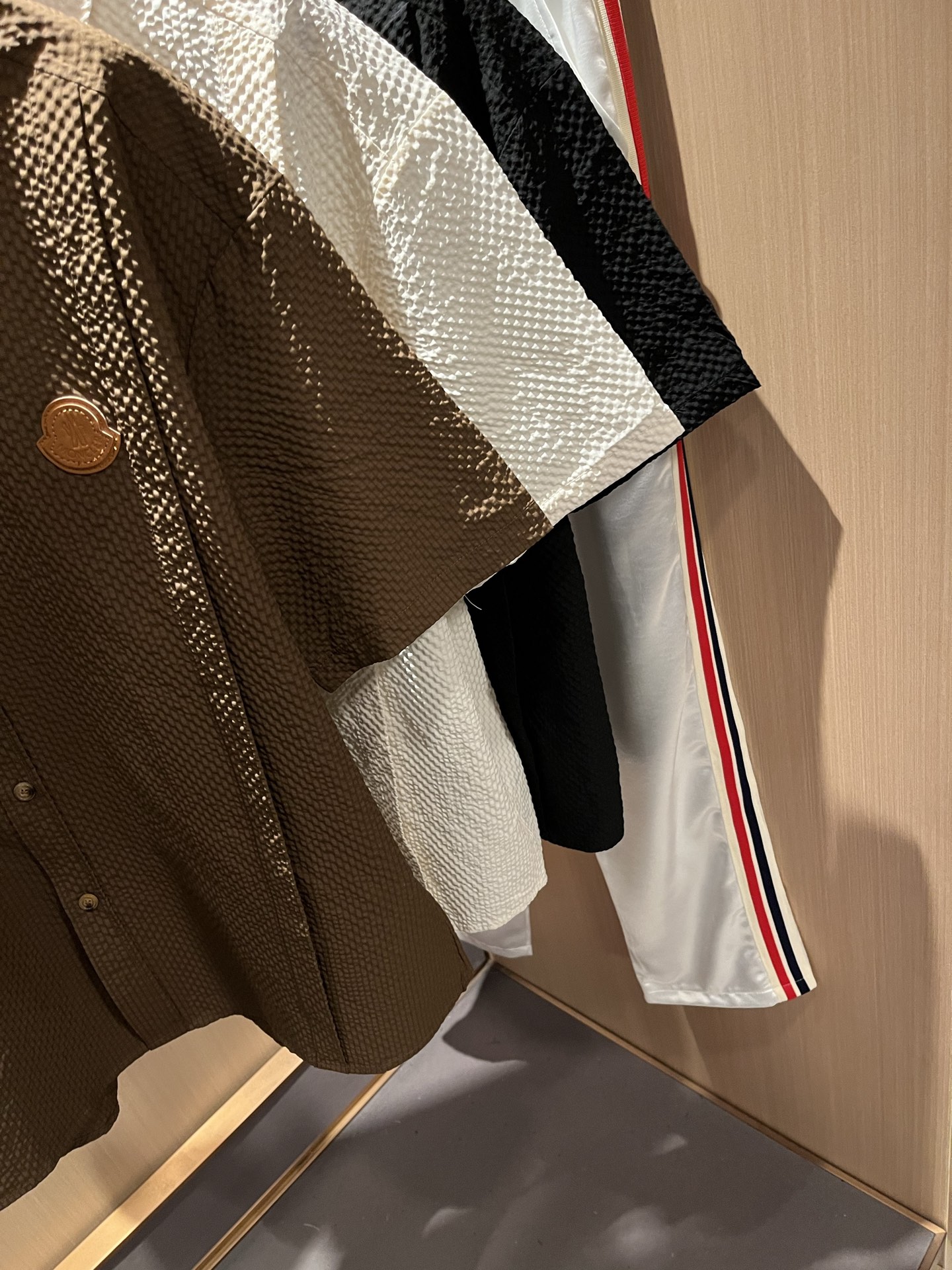  MON蒙**口2025春夏新款男士原单男士长袖衬衣，贸易公司货，官网同步发售！此类型的基础单品是每季必