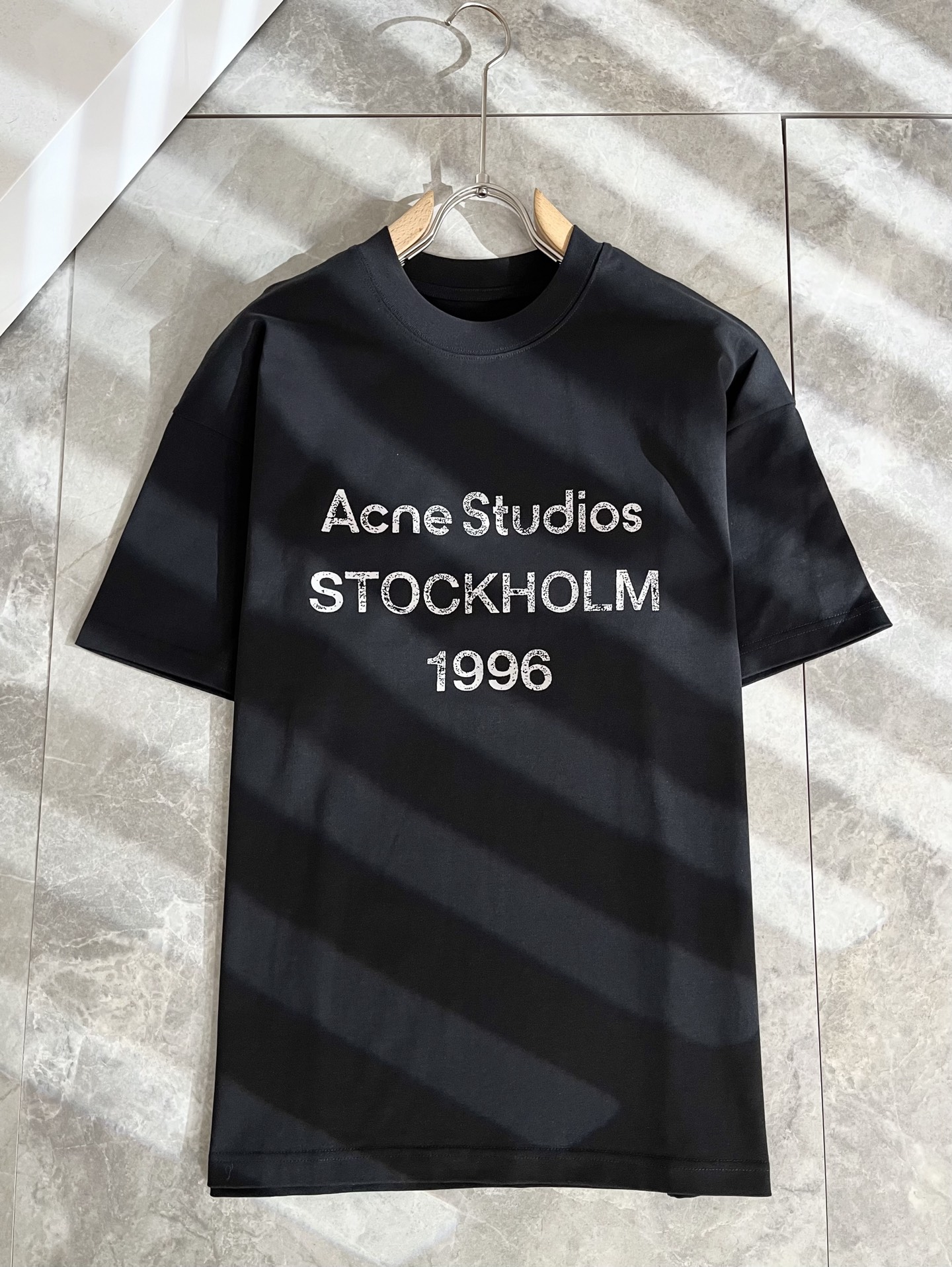   Acne Studi*os2025春夏新款男女同款👫短袖T恤，专柜同步发售！定制专属洗水纯棉面料，定