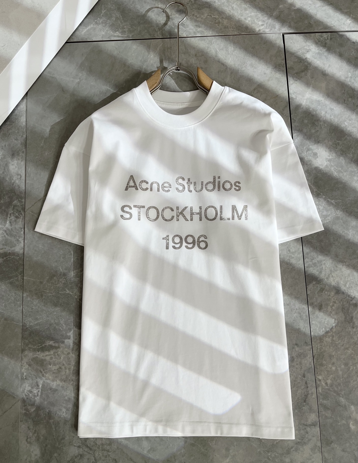   Acne Studi*os2025春夏新款男女同款👫短袖T恤，专柜同步发售！定制专属洗水纯棉面料，定
