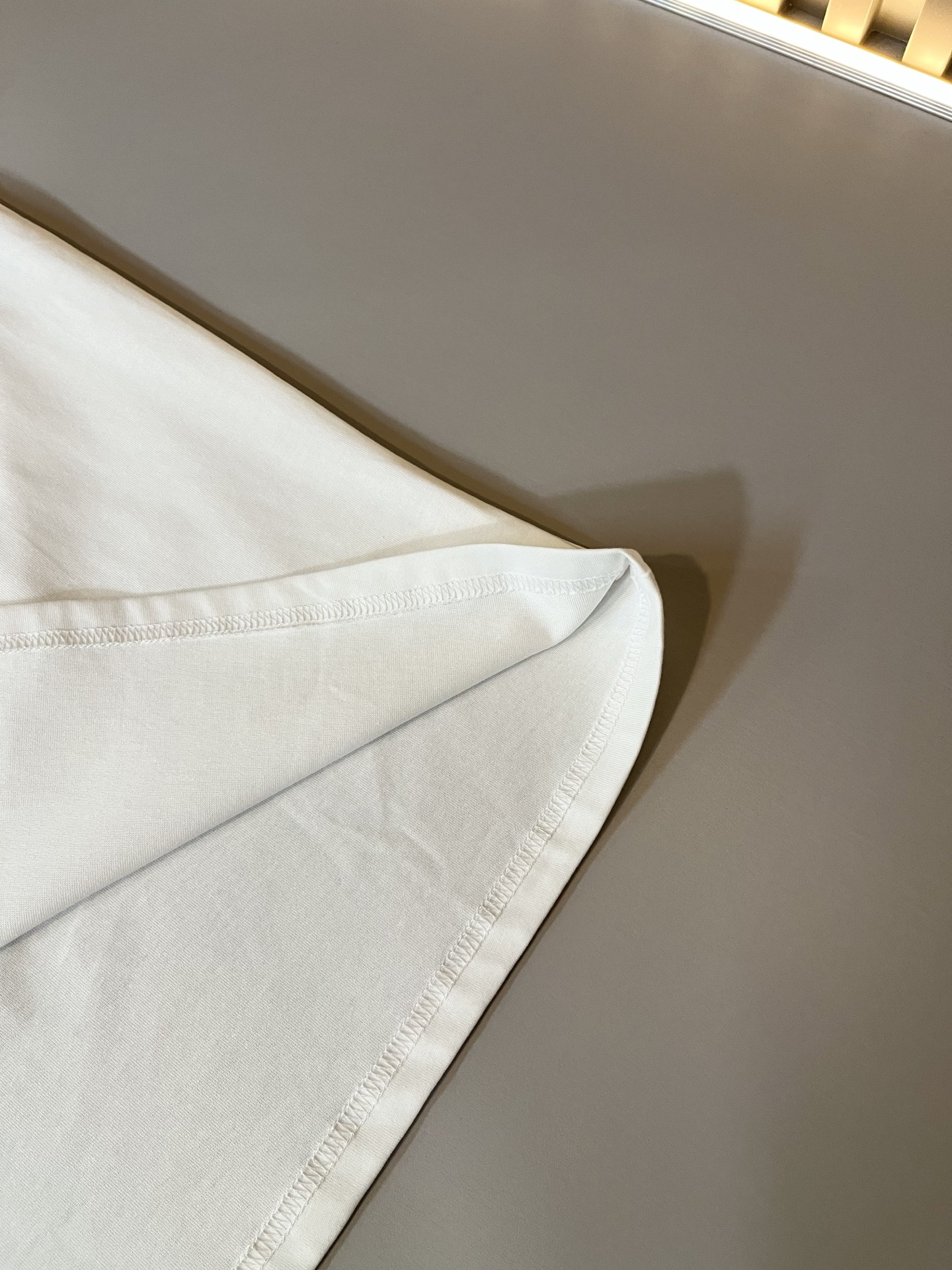   LouisVuitt*路易*登 2025春夏全新系列单品上线，非常时髦前卫的一款男女同款短袖T恤，标