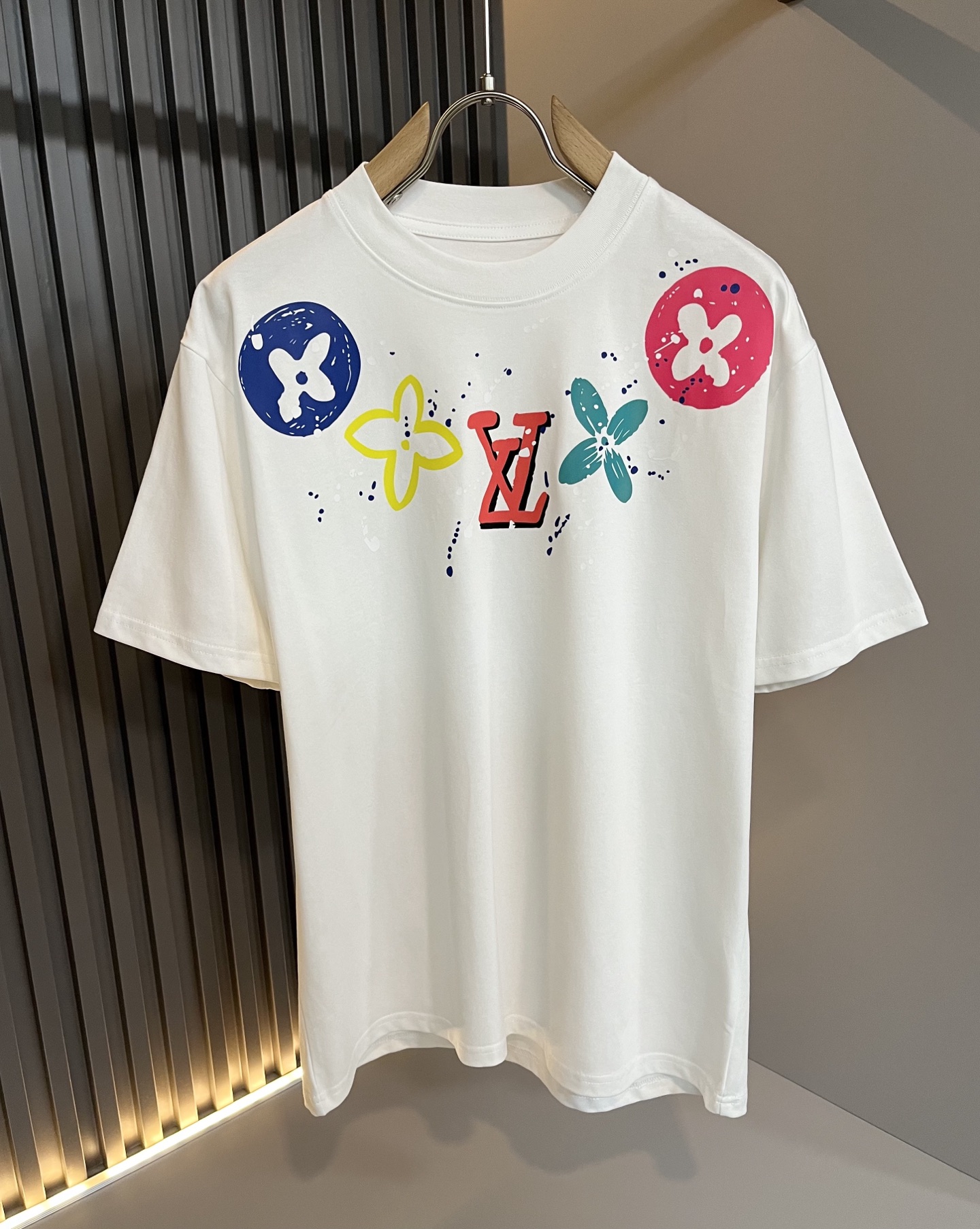   LouisVuitt*路易*登 2025春夏全新系列单品上线，非常时髦前卫的一款男女同款短袖T恤，标