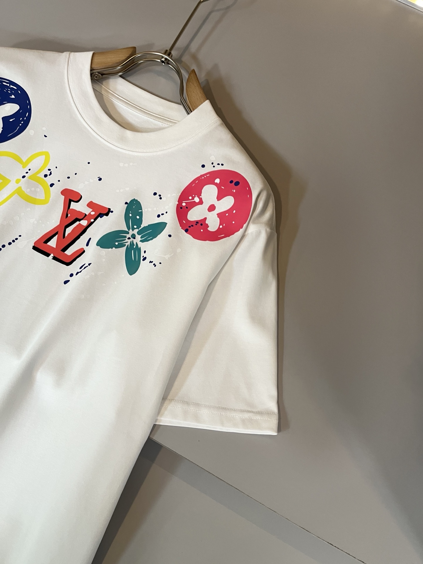   LouisVuitt*路易*登 2025春夏全新系列单品上线，非常时髦前卫的一款男女同款短袖T恤，标