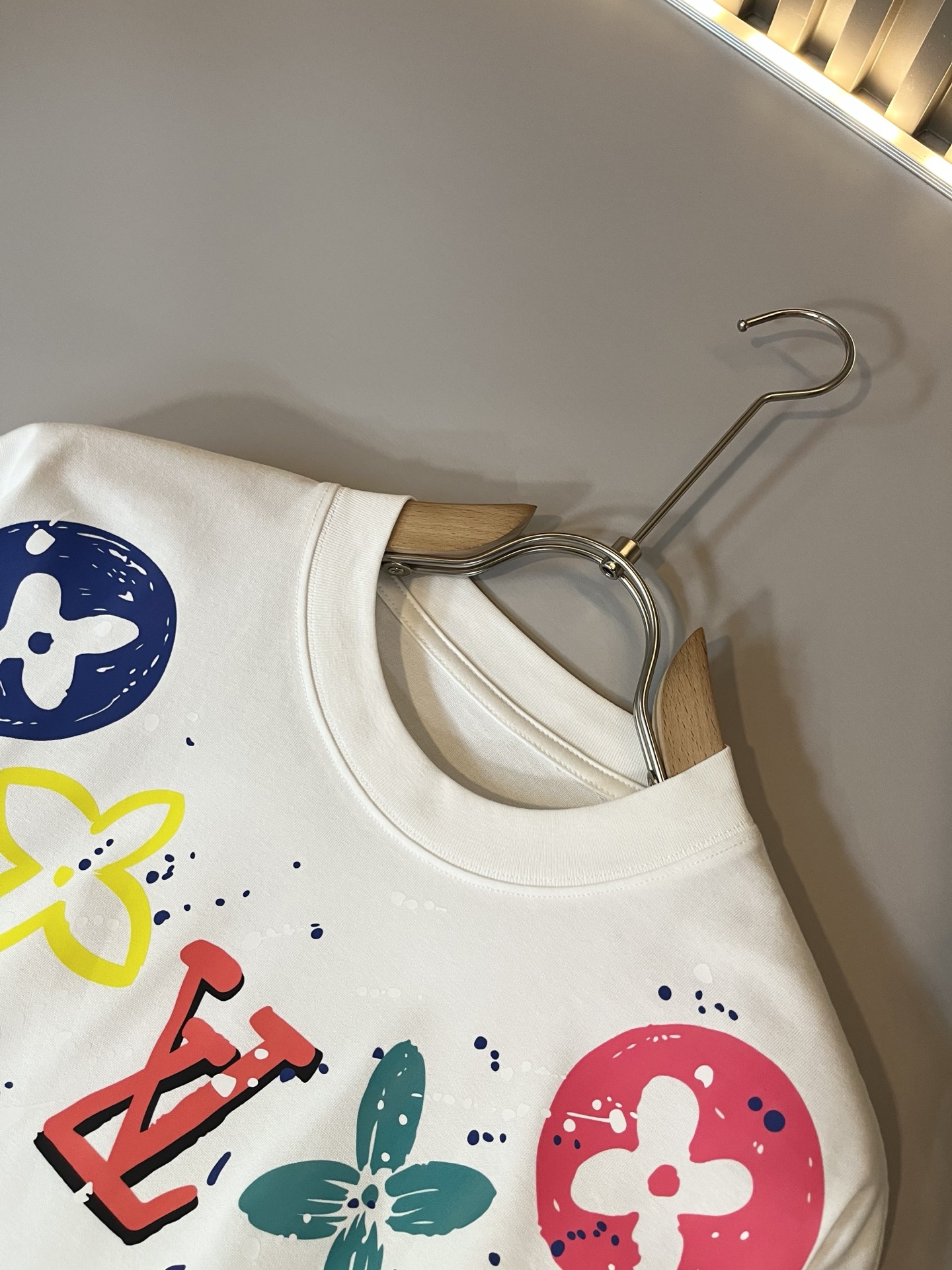   LouisVuitt*路易*登 2025春夏全新系列单品上线，非常时髦前卫的一款男女同款短袖T恤，标