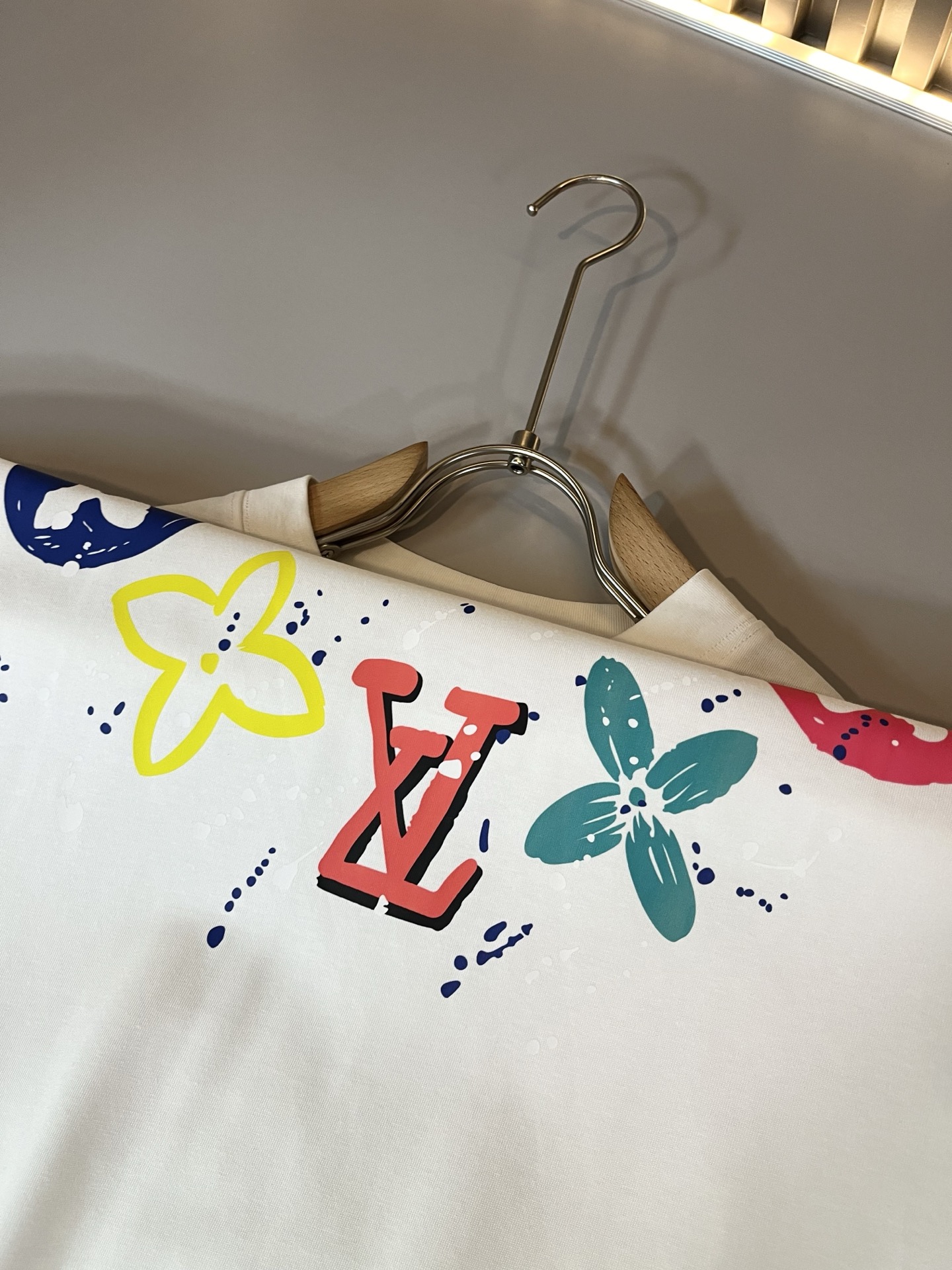   LouisVuitt*路易*登 2025春夏全新系列单品上线，非常时髦前卫的一款男女同款短袖T恤，标