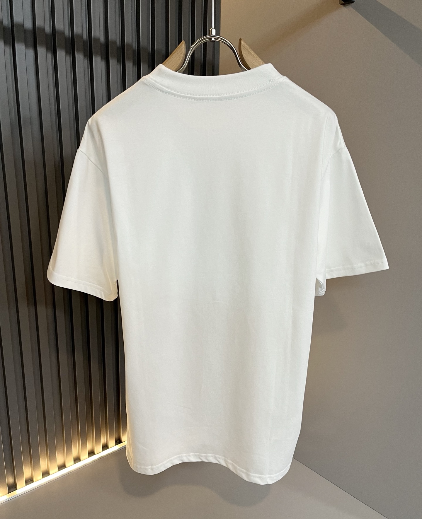   LouisVuitt*路易*登 2025春夏全新系列单品上线，非常时髦前卫的一款男女同款短袖T恤，标