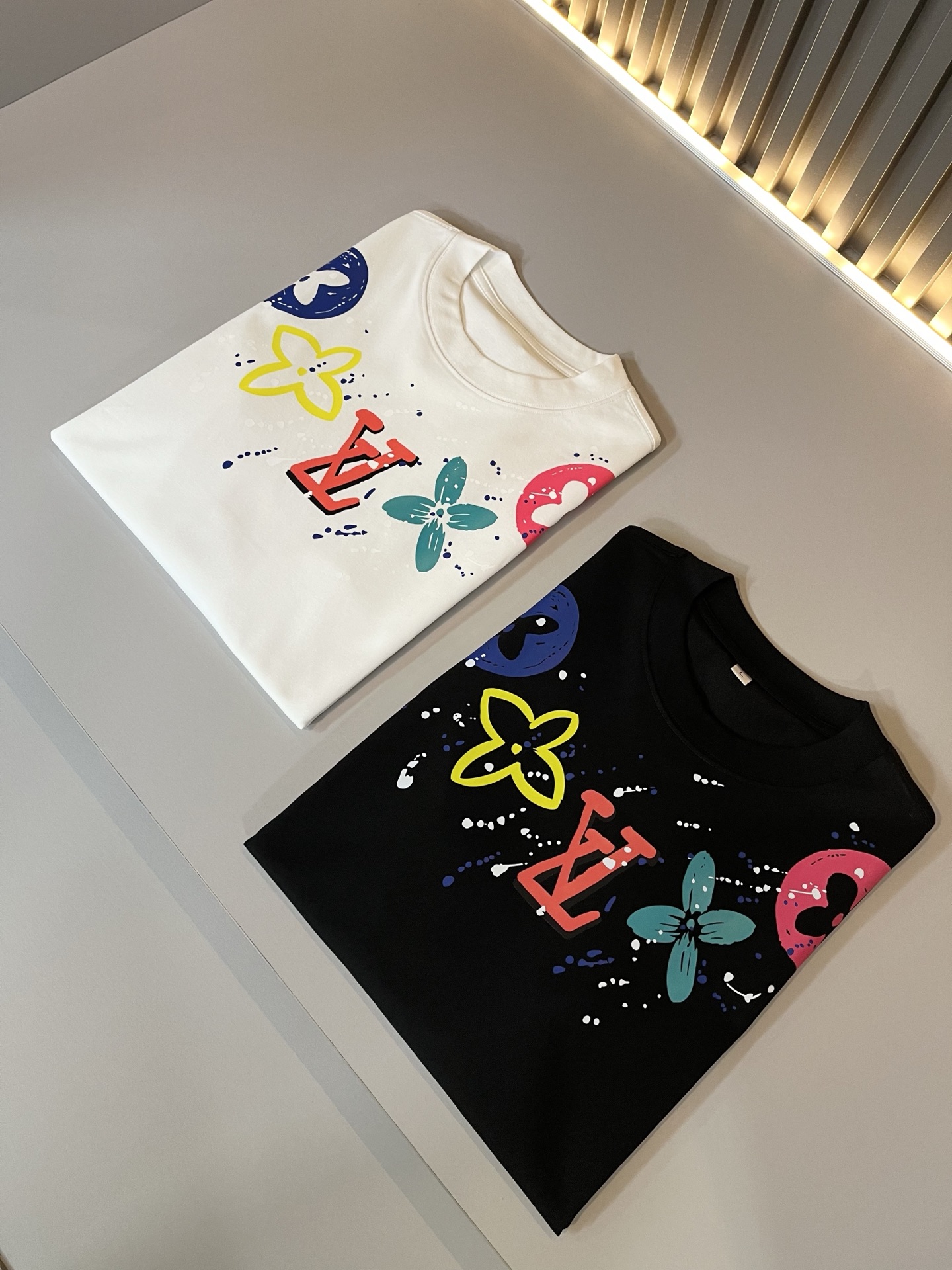   LouisVuitt*路易*登 2025春夏全新系列单品上线，非常时髦前卫的一款男女同款短袖T恤，标