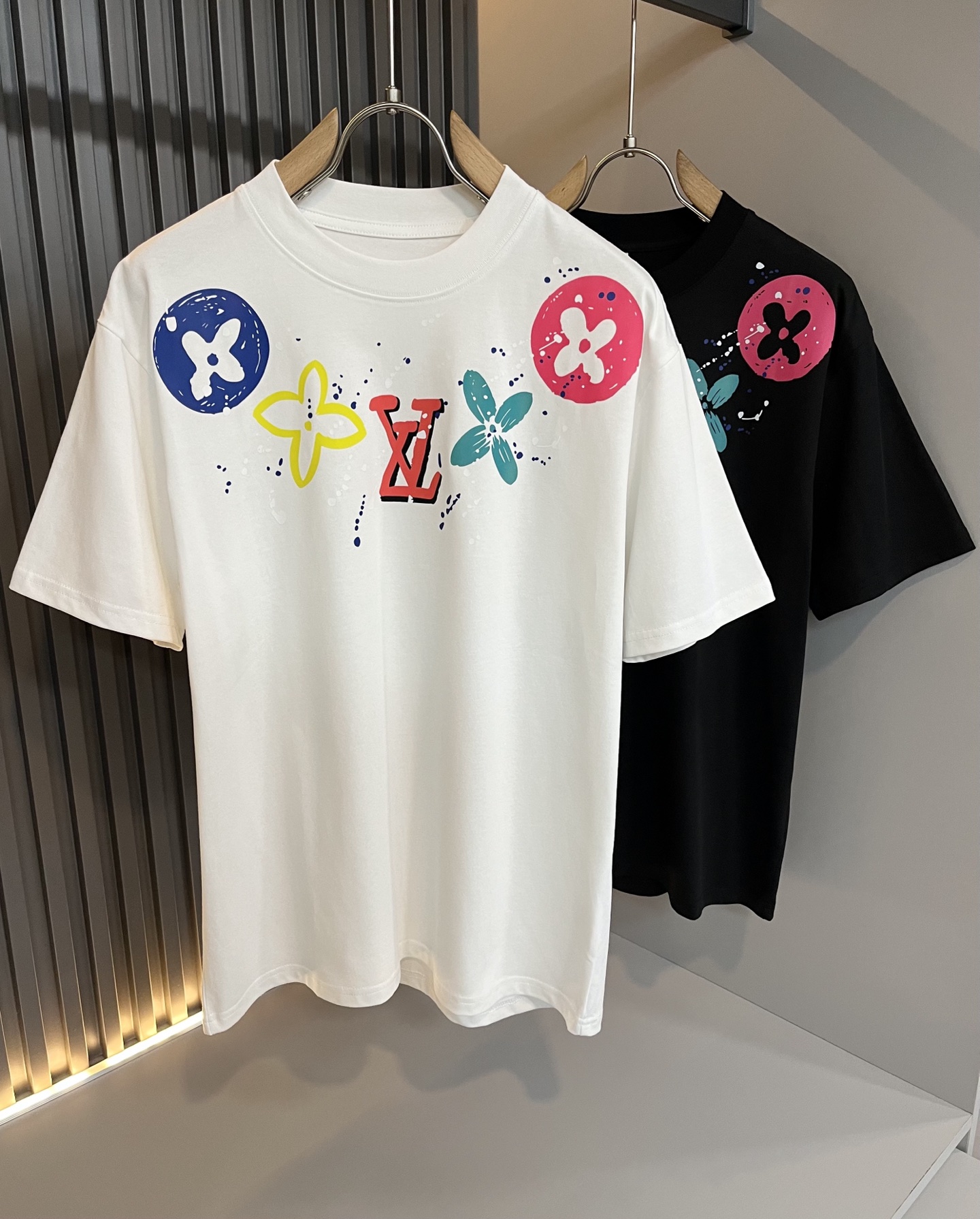   LouisVuitt*路易*登 2025春夏全新系列单品上线，非常时髦前卫的一款男女同款短袖T恤，标