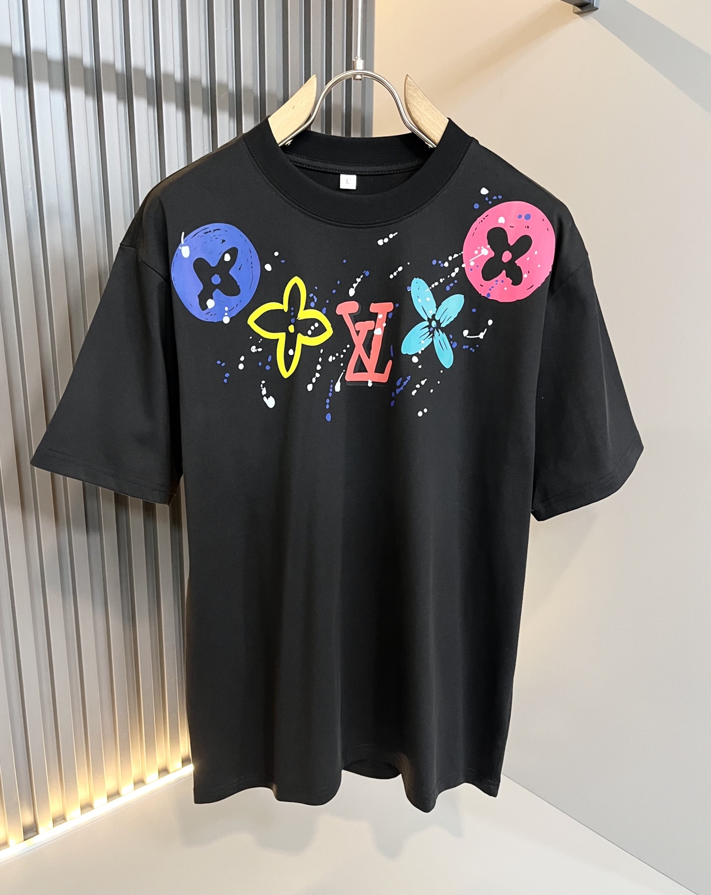   LouisVuitt*路易*登 2025春夏全新系列单品上线，非常时髦前卫的一款男女同款短袖T恤，标