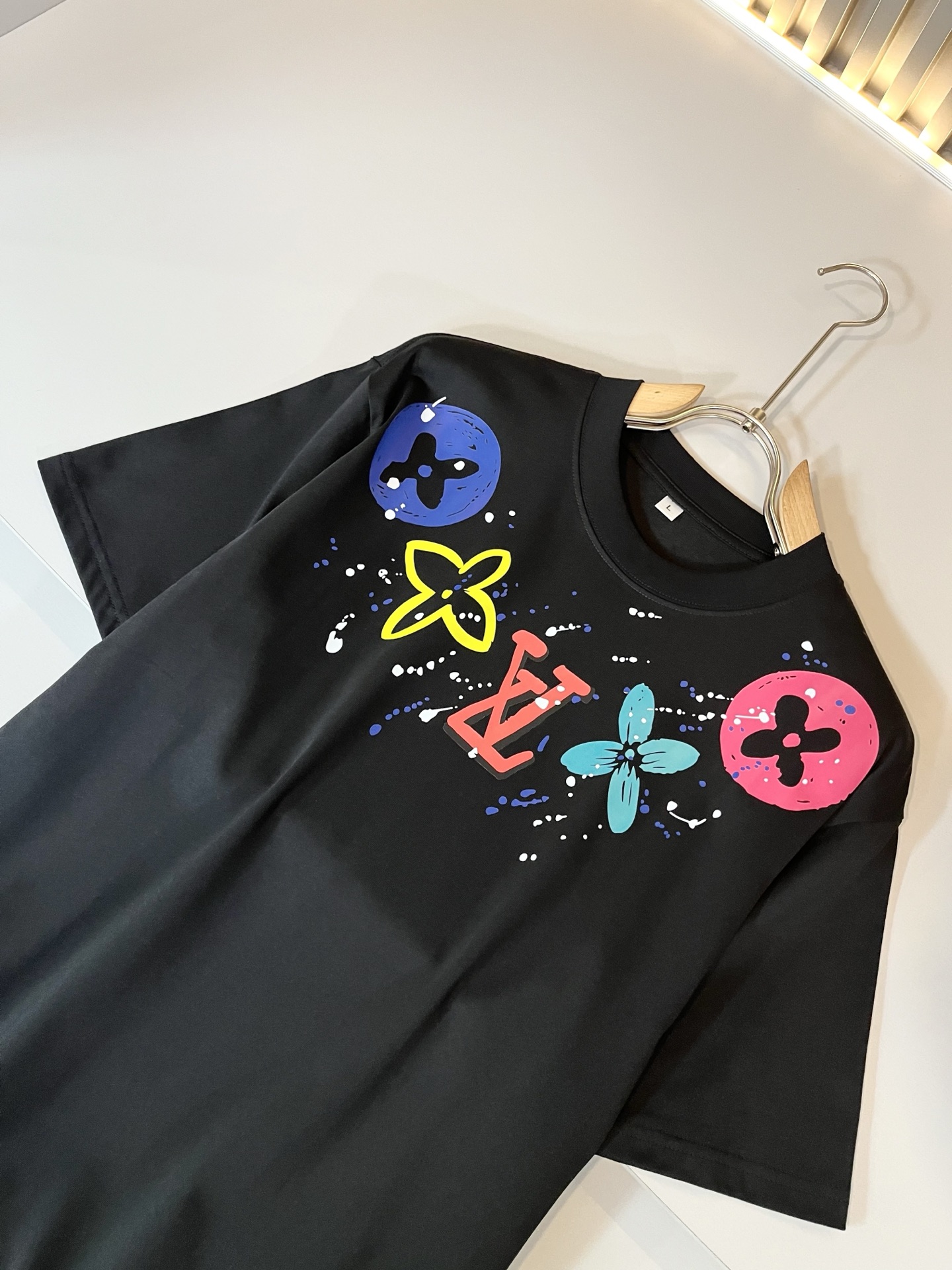   LouisVuitt*路易*登 2025春夏全新系列单品上线，非常时髦前卫的一款男女同款短袖T恤，标