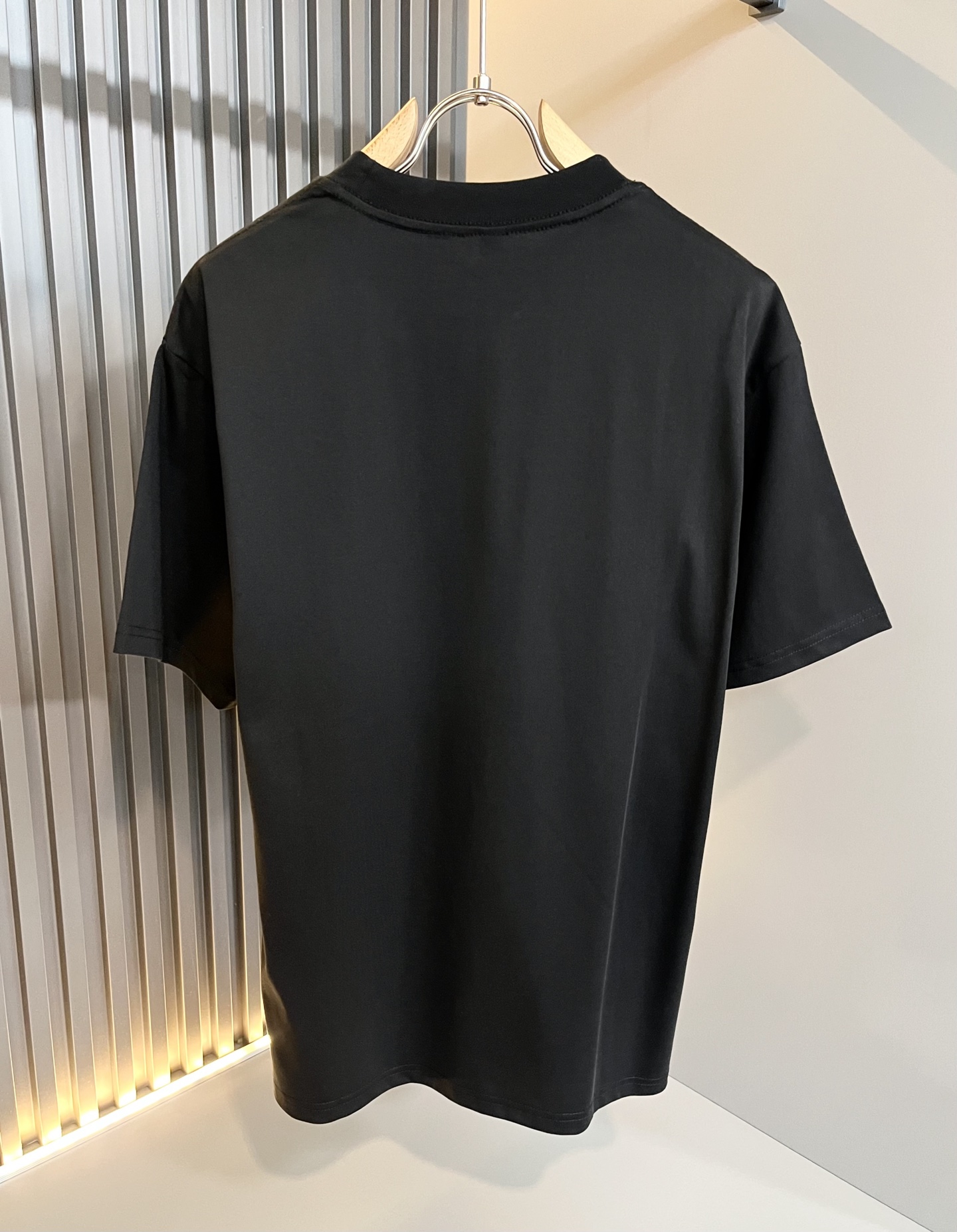   LouisVuitt*路易*登 2025春夏全新系列单品上线，非常时髦前卫的一款男女同款短袖T恤，标