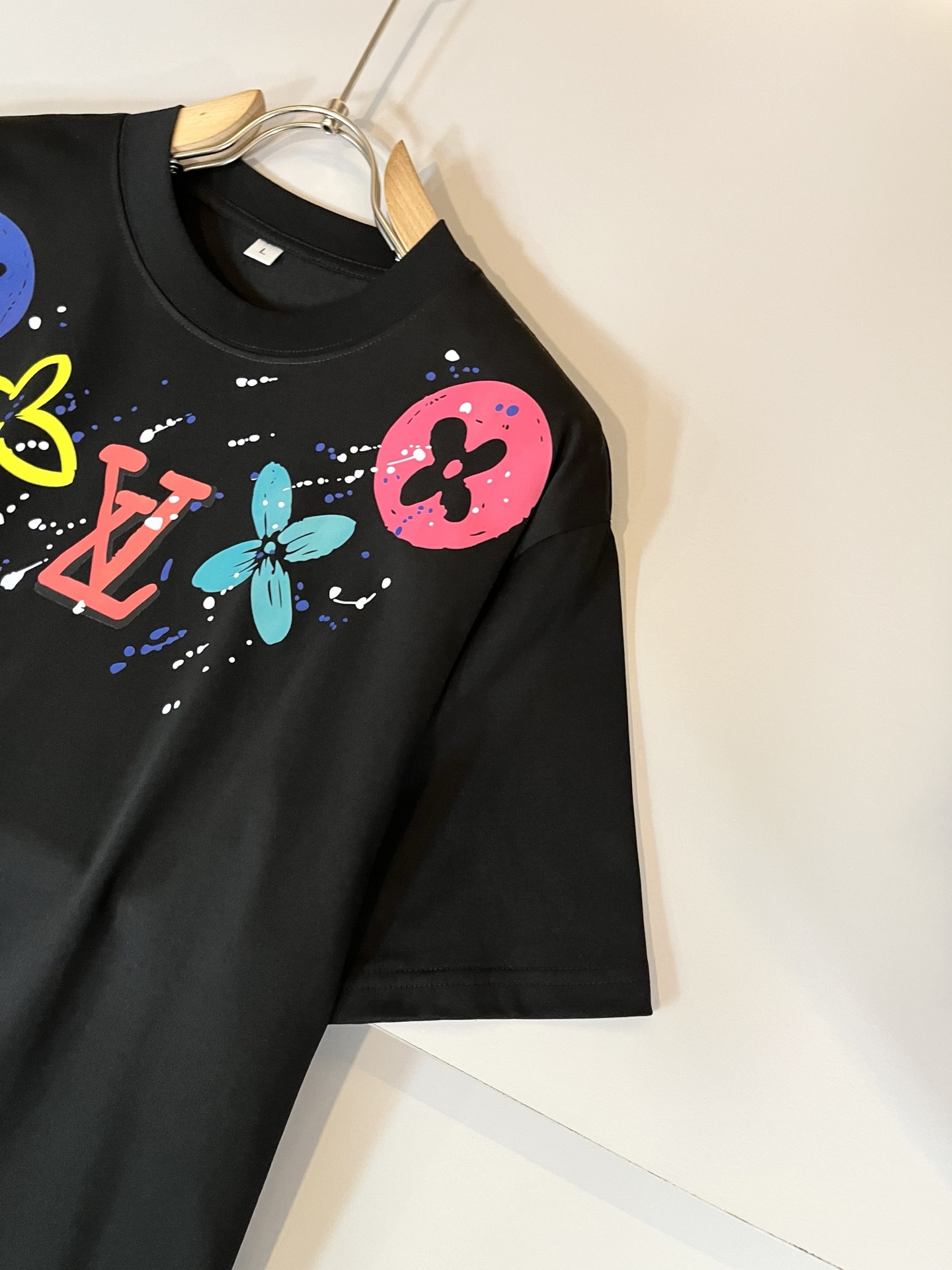   LouisVuitt*路易*登 2025春夏全新系列单品上线，非常时髦前卫的一款男女同款短袖T恤，标