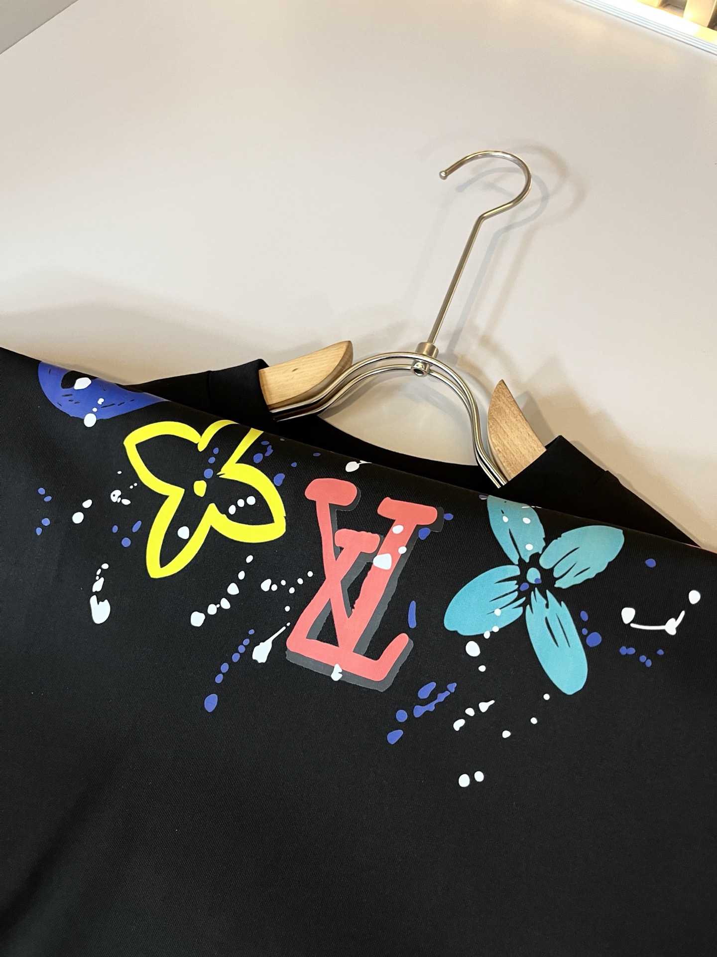   LouisVuitt*路易*登 2025春夏全新系列单品上线，非常时髦前卫的一款男女同款短袖T恤，标