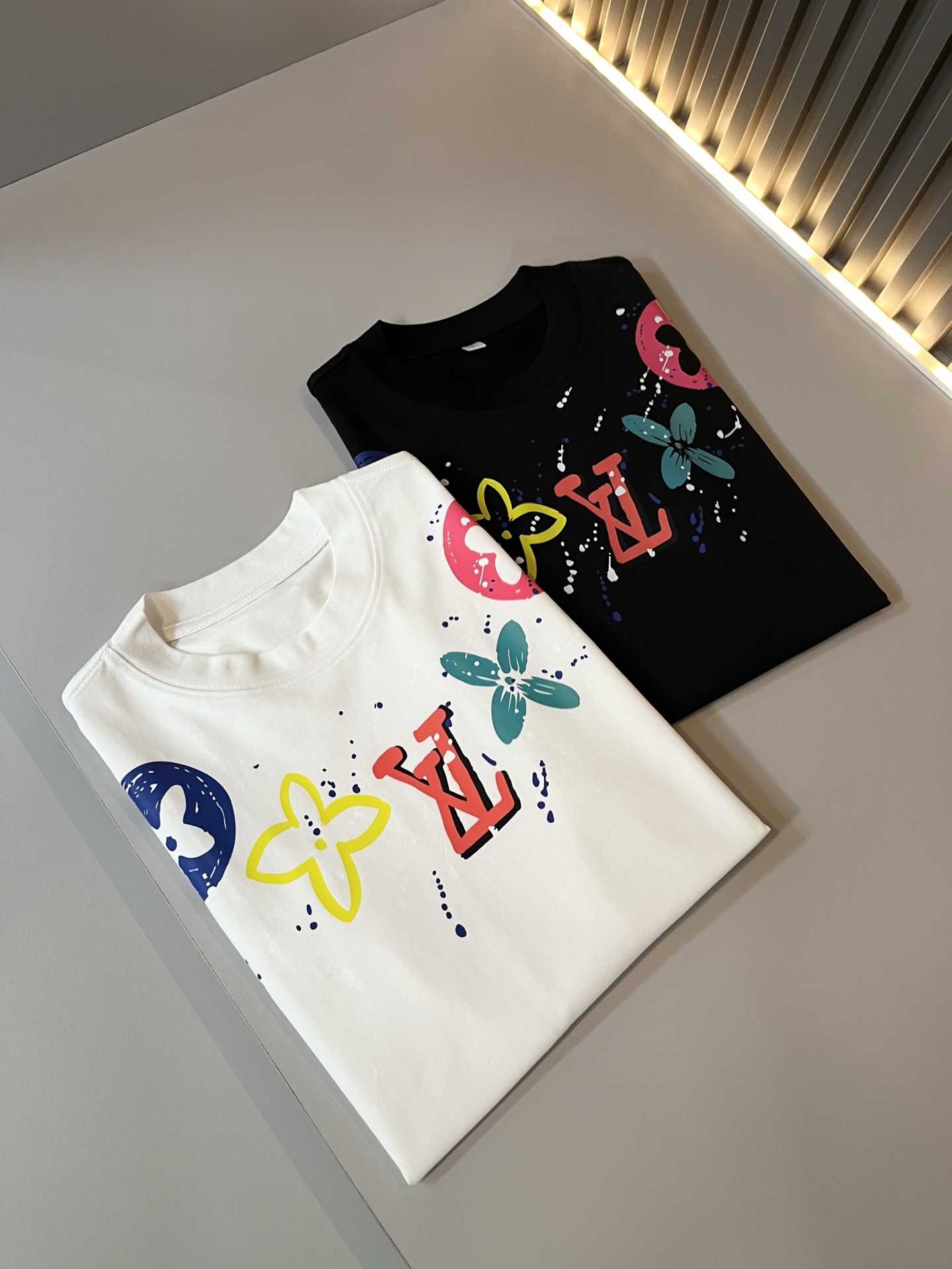   LouisVuitt*路易*登 2025春夏全新系列单品上线，非常时髦前卫的一款男女同款短袖T恤，标