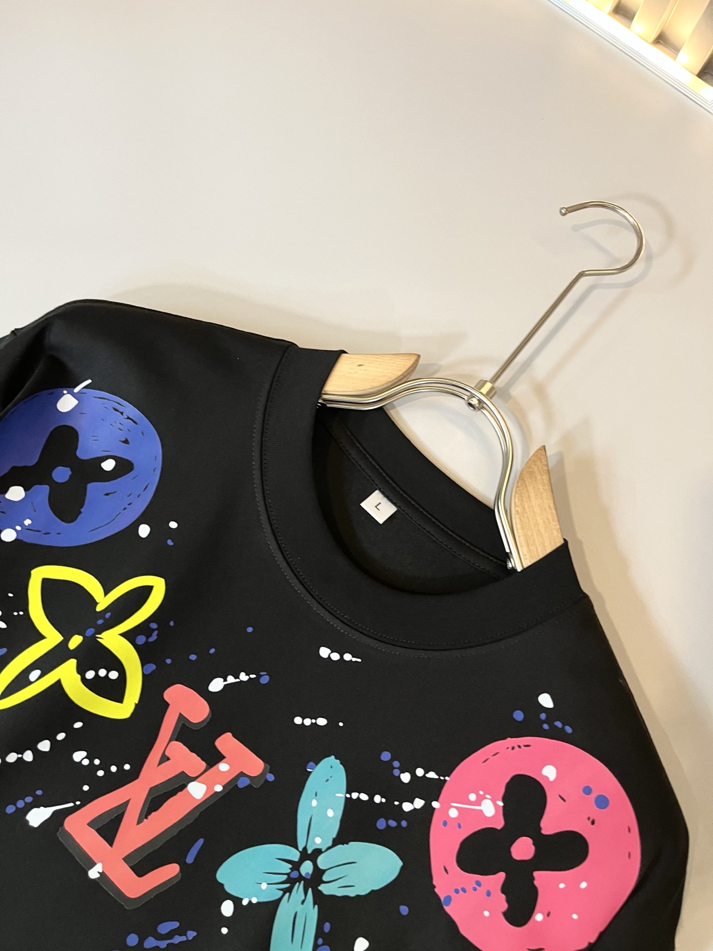   LouisVuitt*路易*登 2025春夏全新系列单品上线，非常时髦前卫的一款男女同款短袖T恤，标