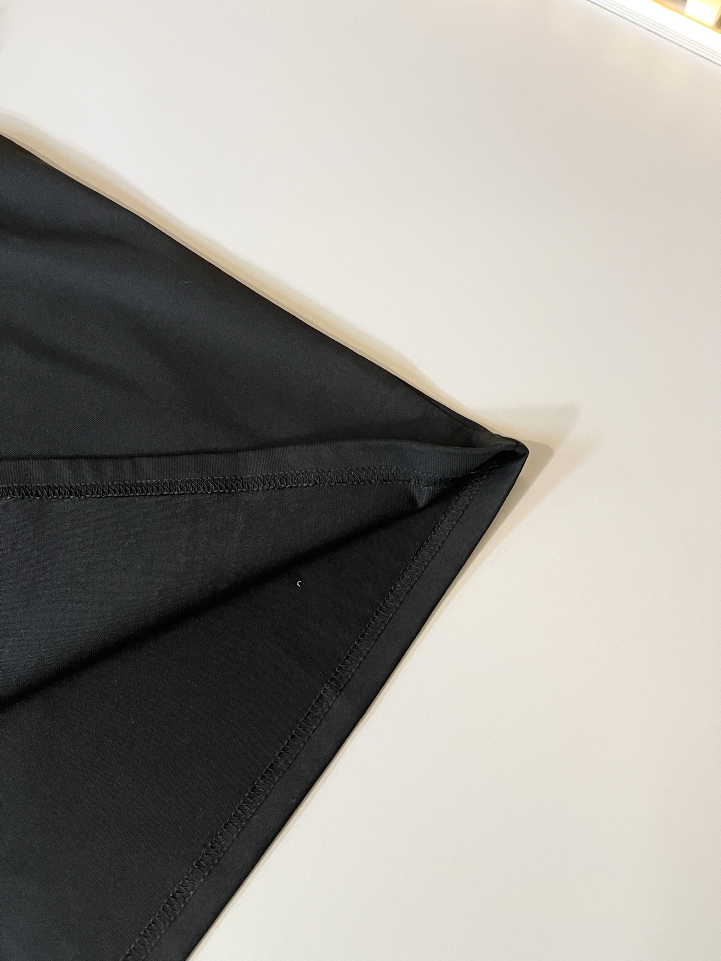   LouisVuitt*路易*登 2025春夏全新系列单品上线，非常时髦前卫的一款男女同款短袖T恤，标