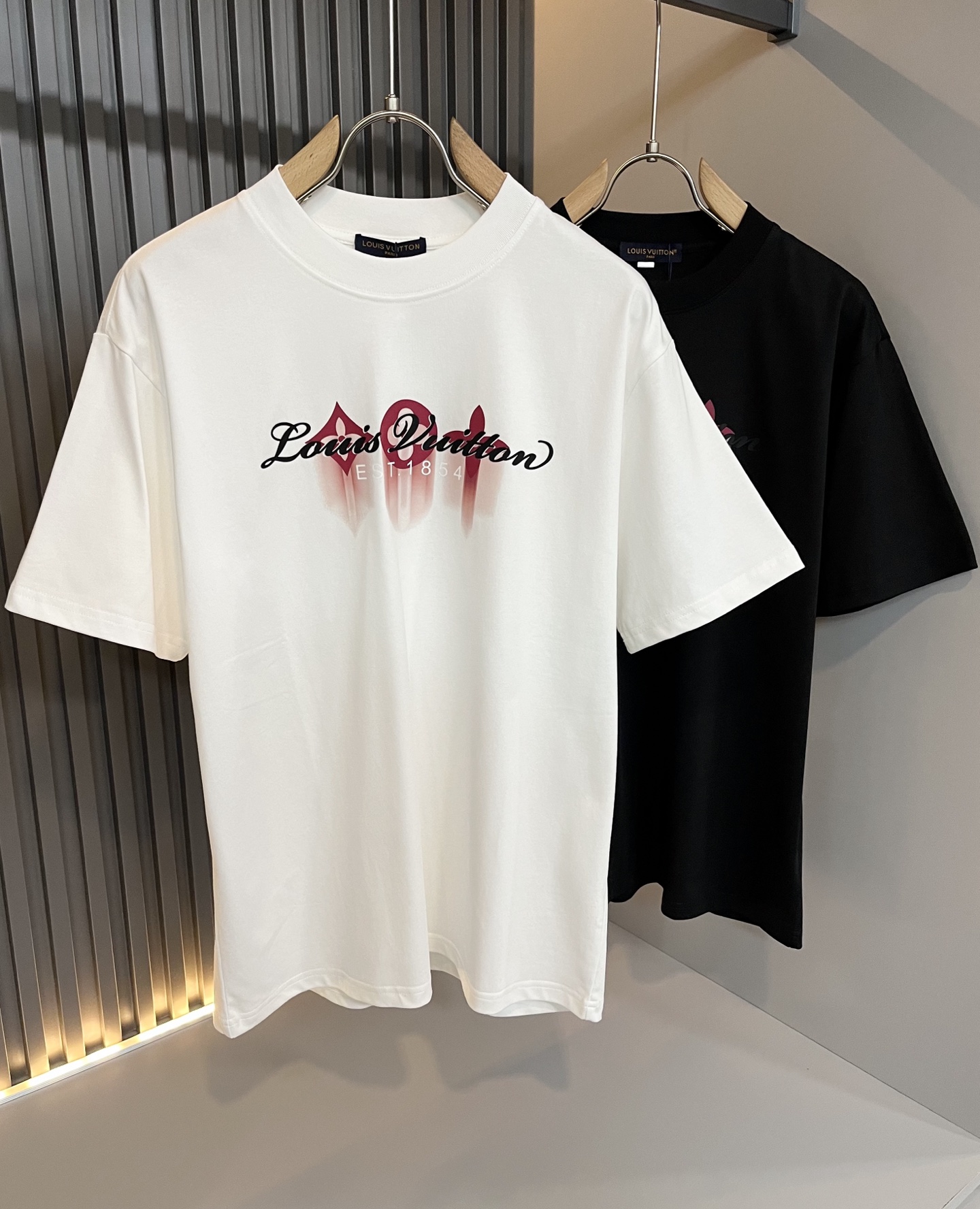   LouisVuitt*路易*登 2025春夏全新系列单品上线，非常时髦前卫的一款男女同款短袖T恤，标
