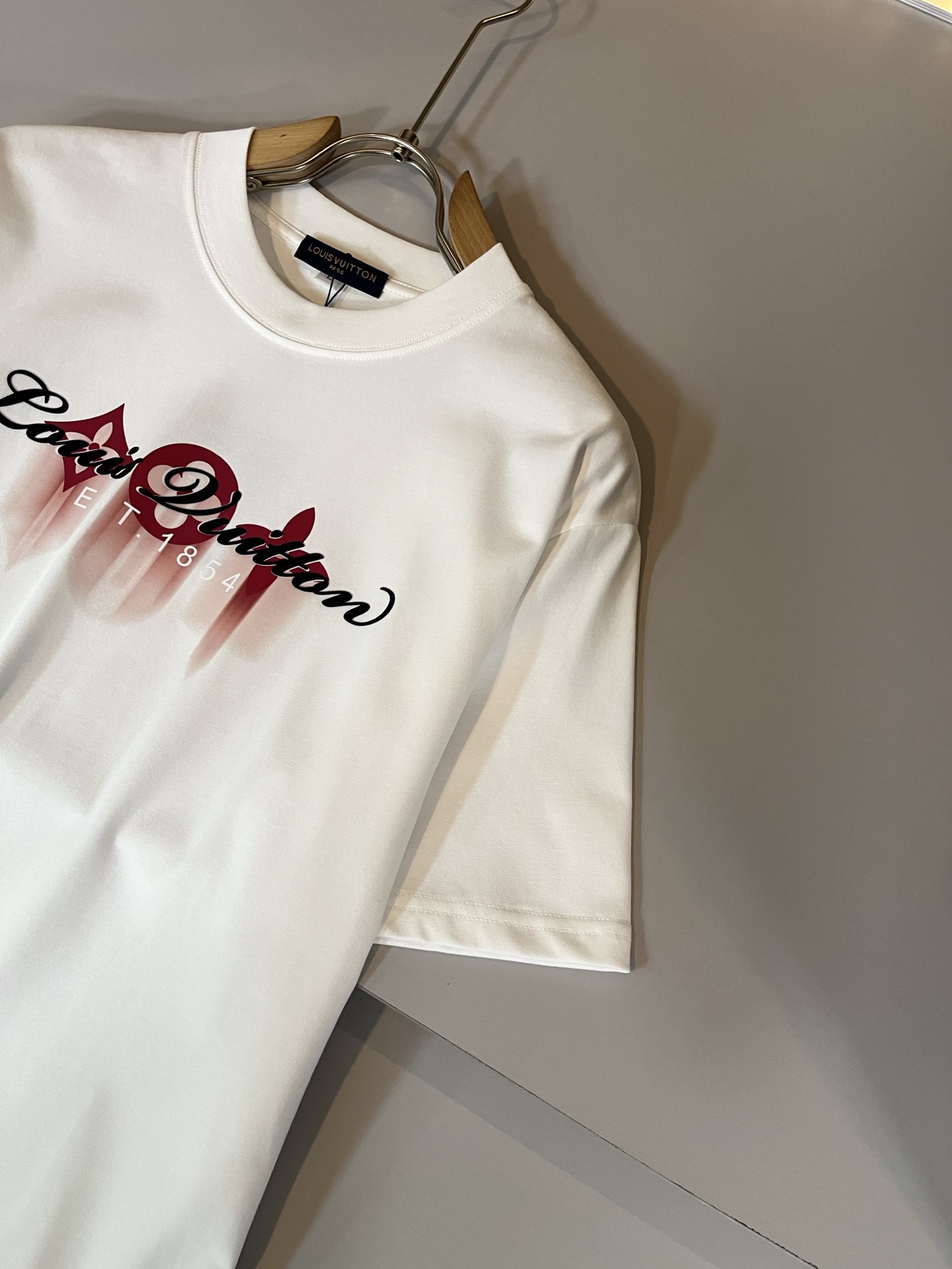   LouisVuitt*路易*登 2025春夏全新系列单品上线，非常时髦前卫的一款男女同款短袖T恤，标