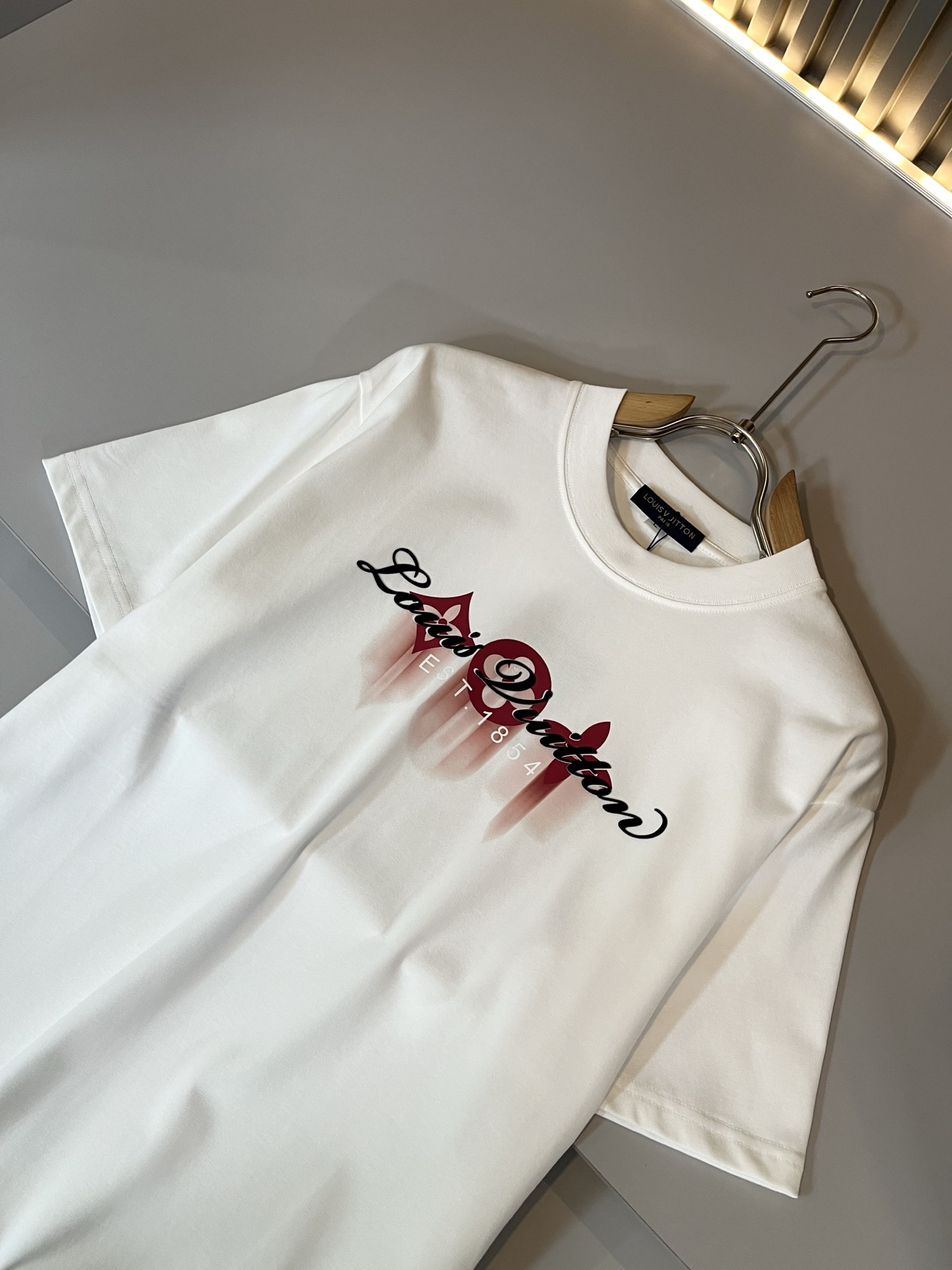   LouisVuitt*路易*登 2025春夏全新系列单品上线，非常时髦前卫的一款男女同款短袖T恤，标