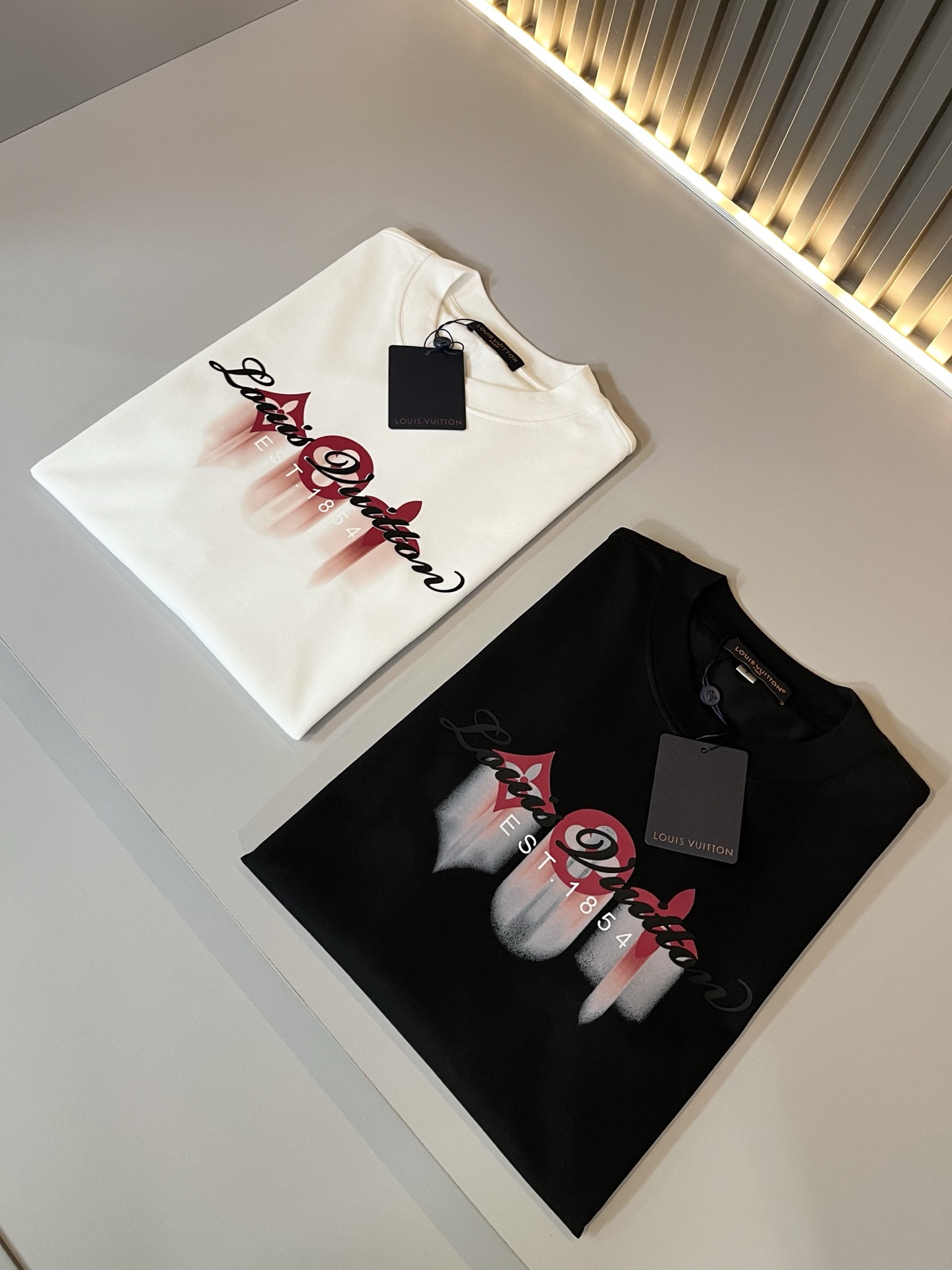   LouisVuitt*路易*登 2025春夏全新系列单品上线，非常时髦前卫的一款男女同款短袖T恤，标