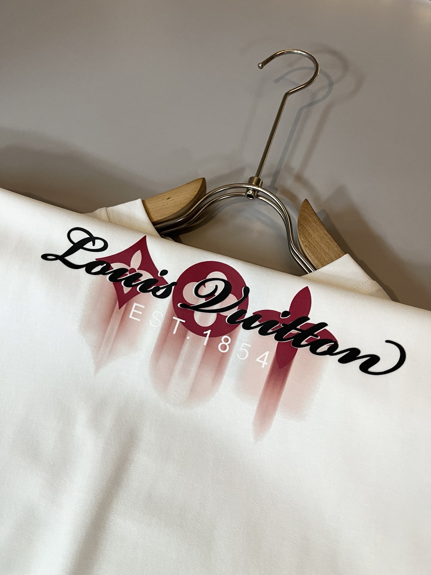   LouisVuitt*路易*登 2025春夏全新系列单品上线，非常时髦前卫的一款男女同款短袖T恤，标