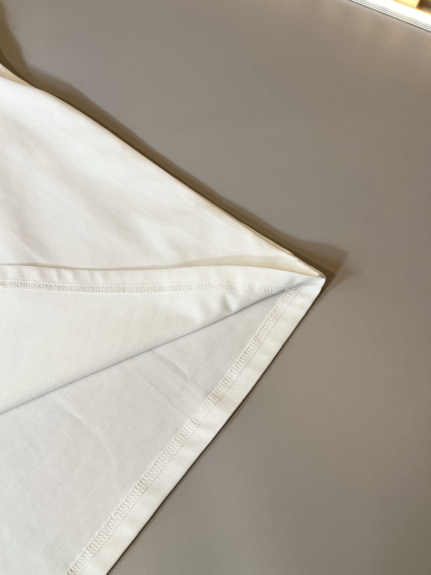   LouisVuitt*路易*登 2025春夏全新系列单品上线，非常时髦前卫的一款男女同款短袖T恤，标