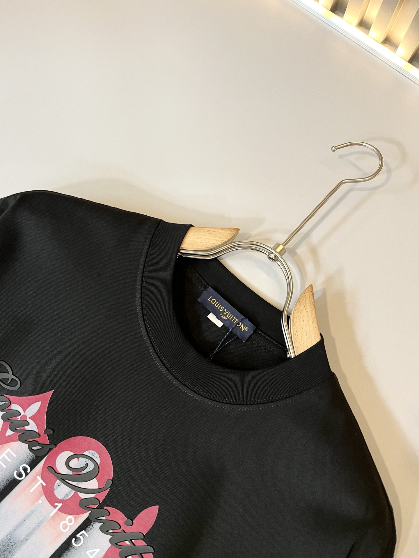   LouisVuitt*路易*登 2025春夏全新系列单品上线，非常时髦前卫的一款男女同款短袖T恤，标