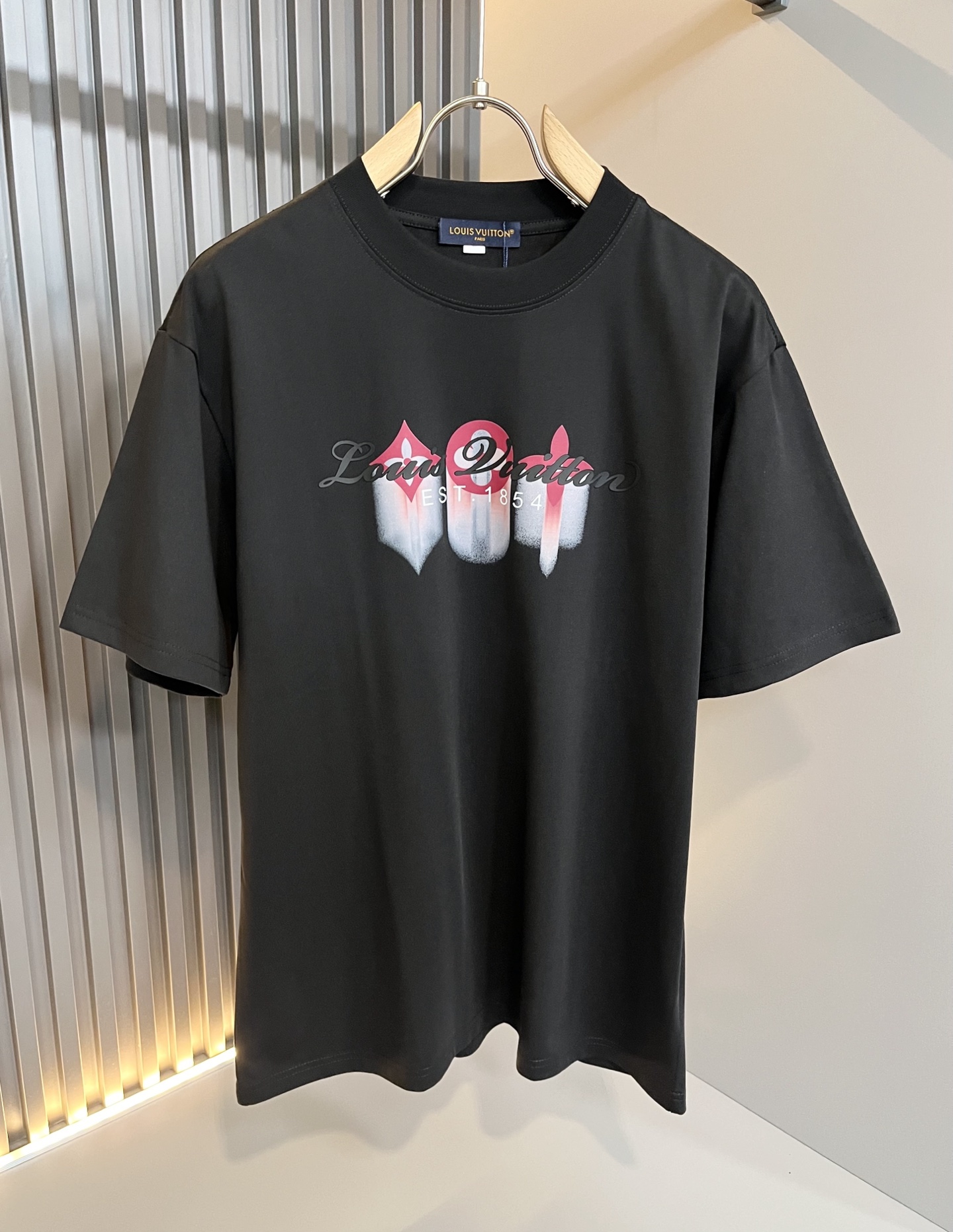   LouisVuitt*路易*登 2025春夏全新系列单品上线，非常时髦前卫的一款男女同款短袖T恤，标