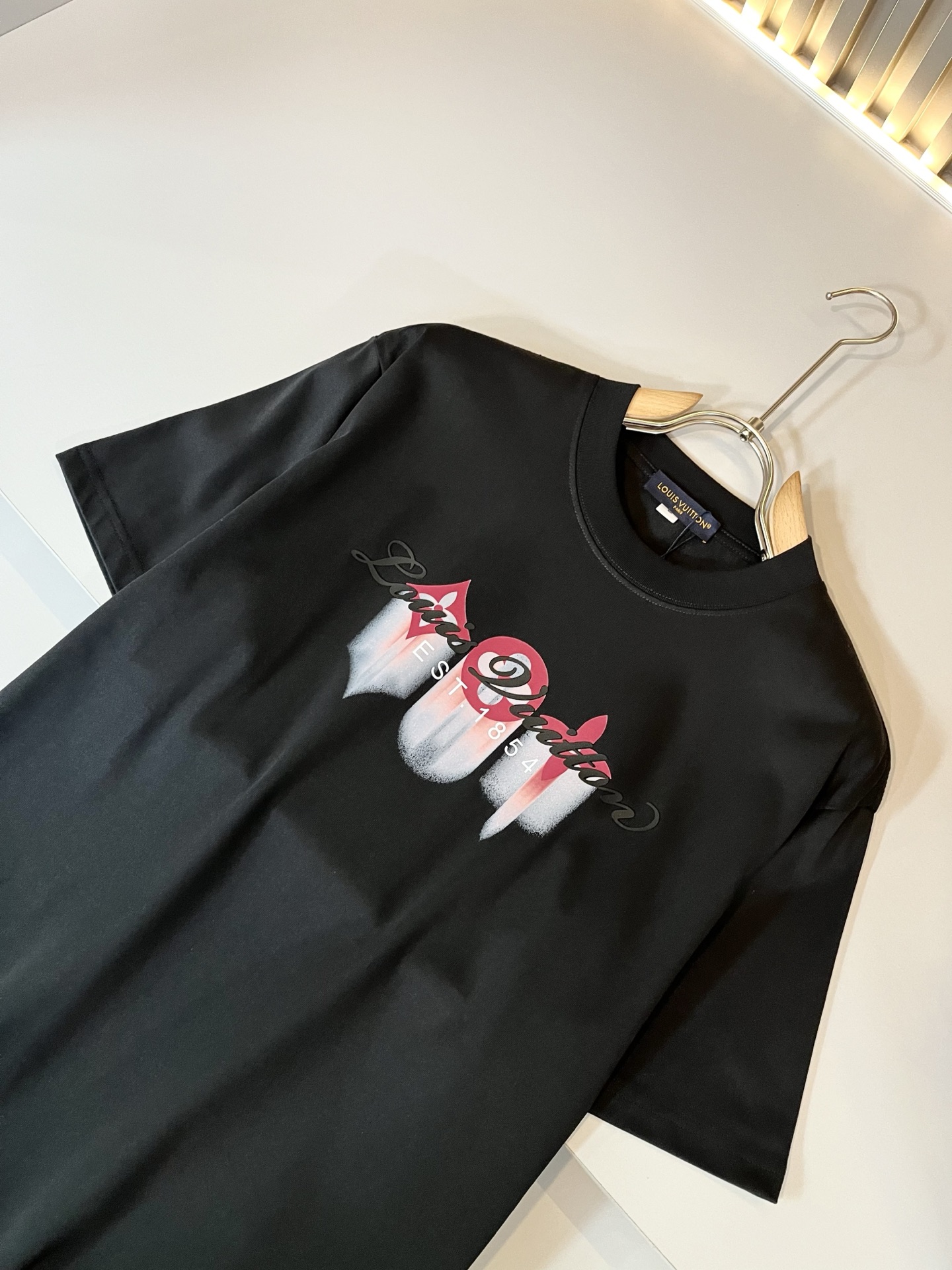   LouisVuitt*路易*登 2025春夏全新系列单品上线，非常时髦前卫的一款男女同款短袖T恤，标