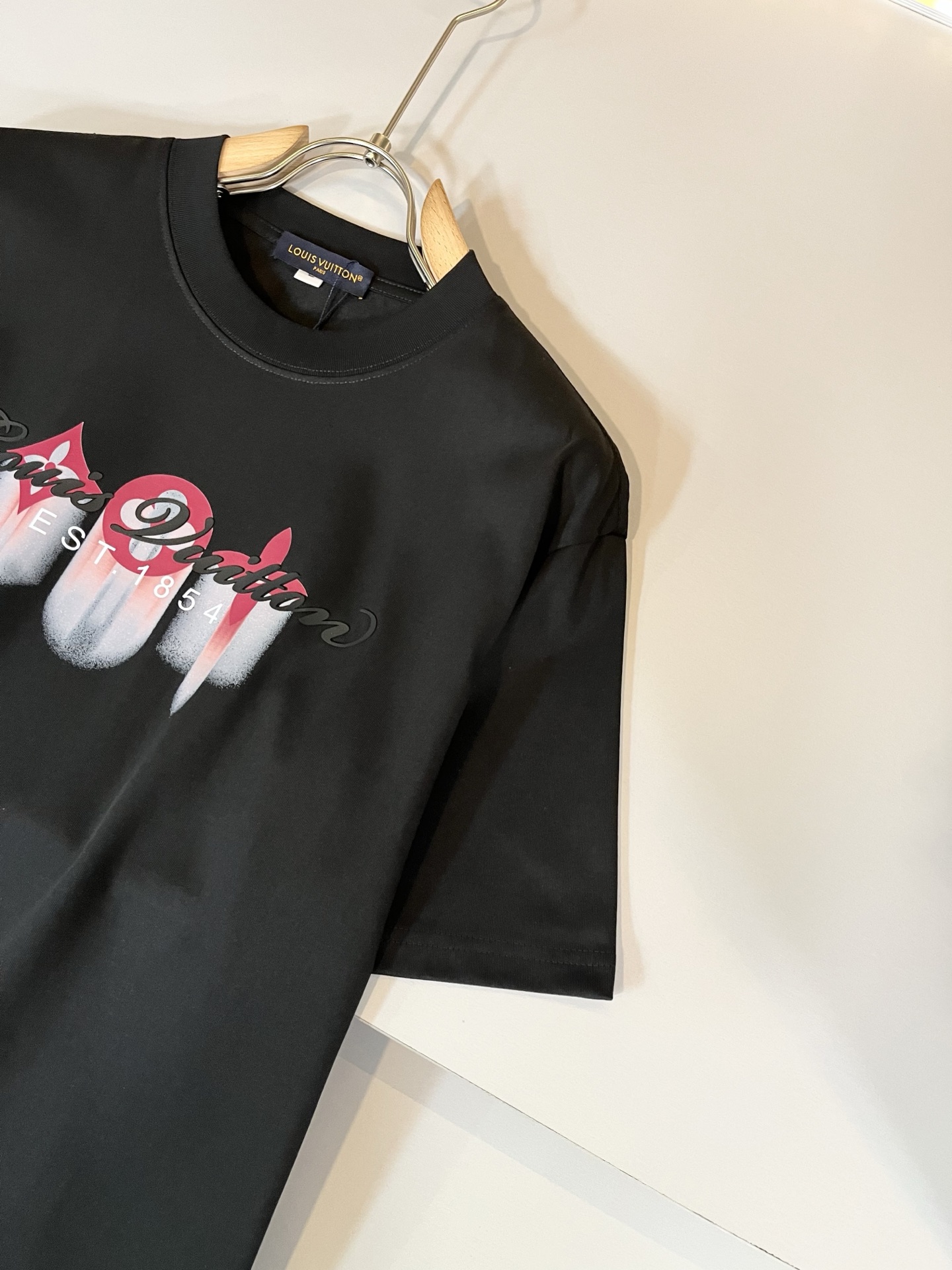   LouisVuitt*路易*登 2025春夏全新系列单品上线，非常时髦前卫的一款男女同款短袖T恤，标