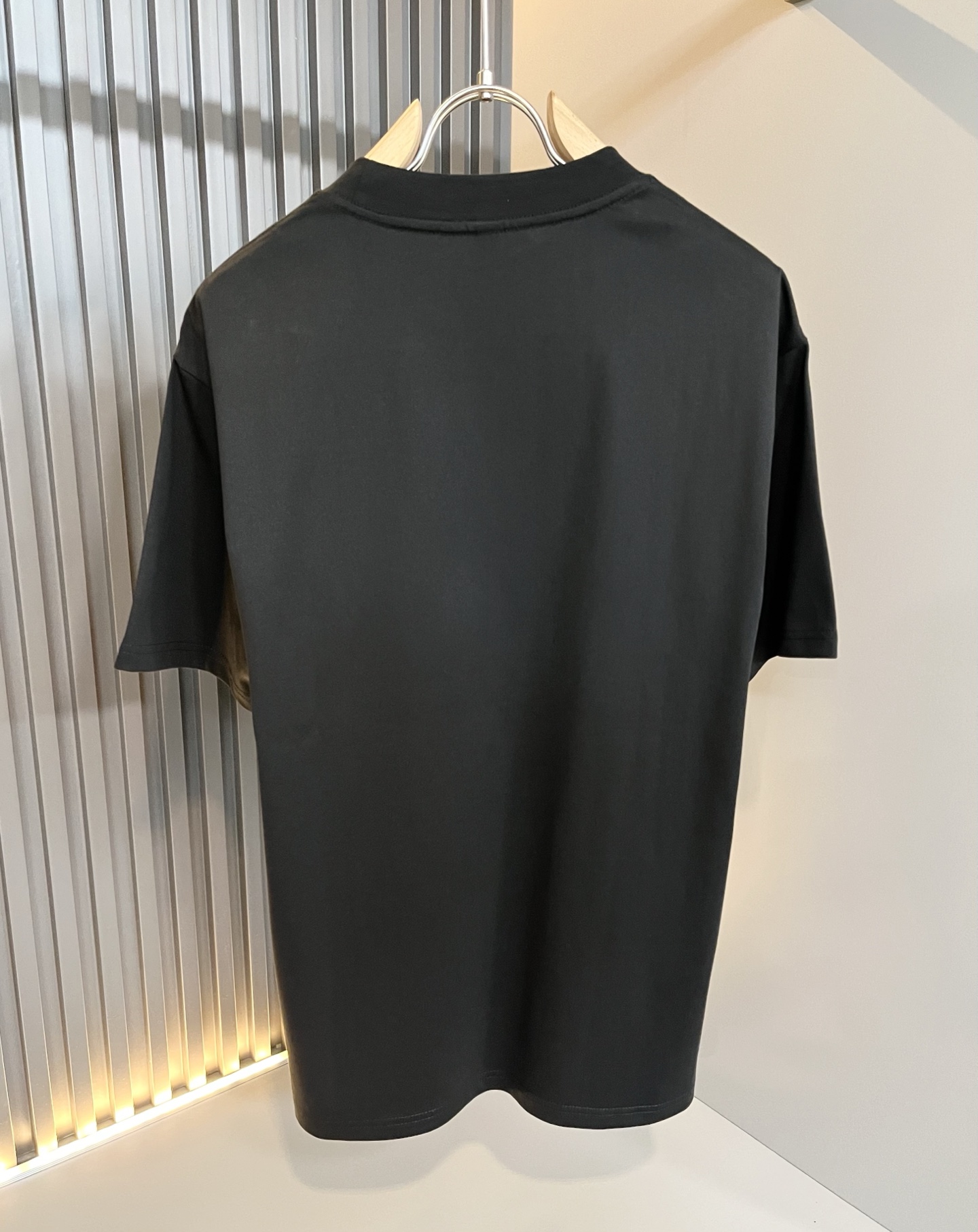   LouisVuitt*路易*登 2025春夏全新系列单品上线，非常时髦前卫的一款男女同款短袖T恤，标