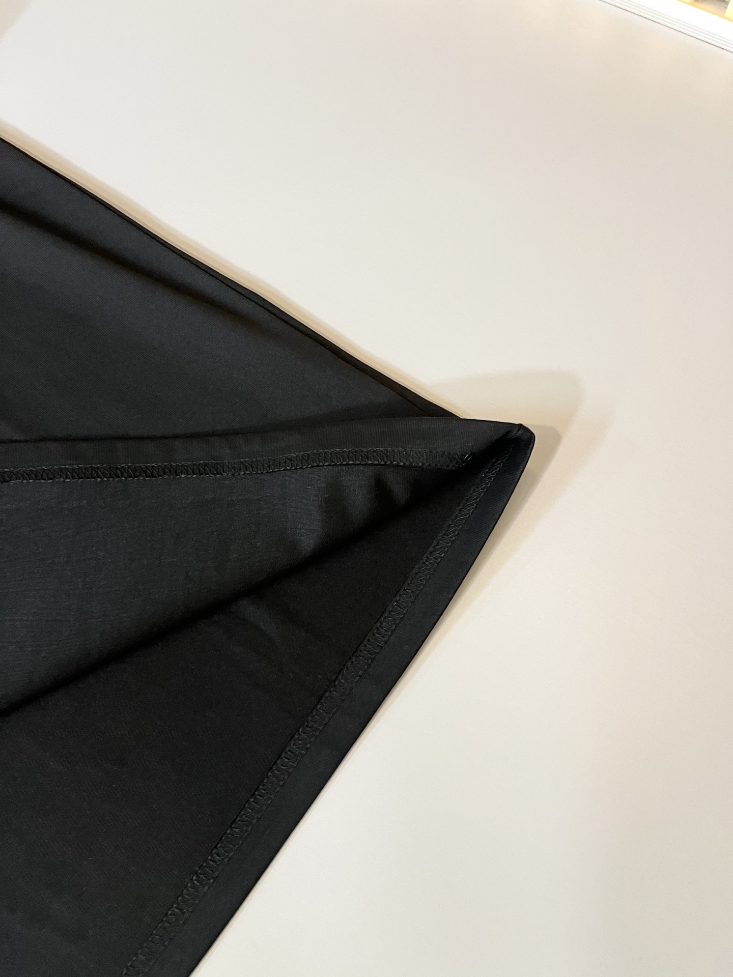   LouisVuitt*路易*登 2025春夏全新系列单品上线，非常时髦前卫的一款男女同款短袖T恤，标