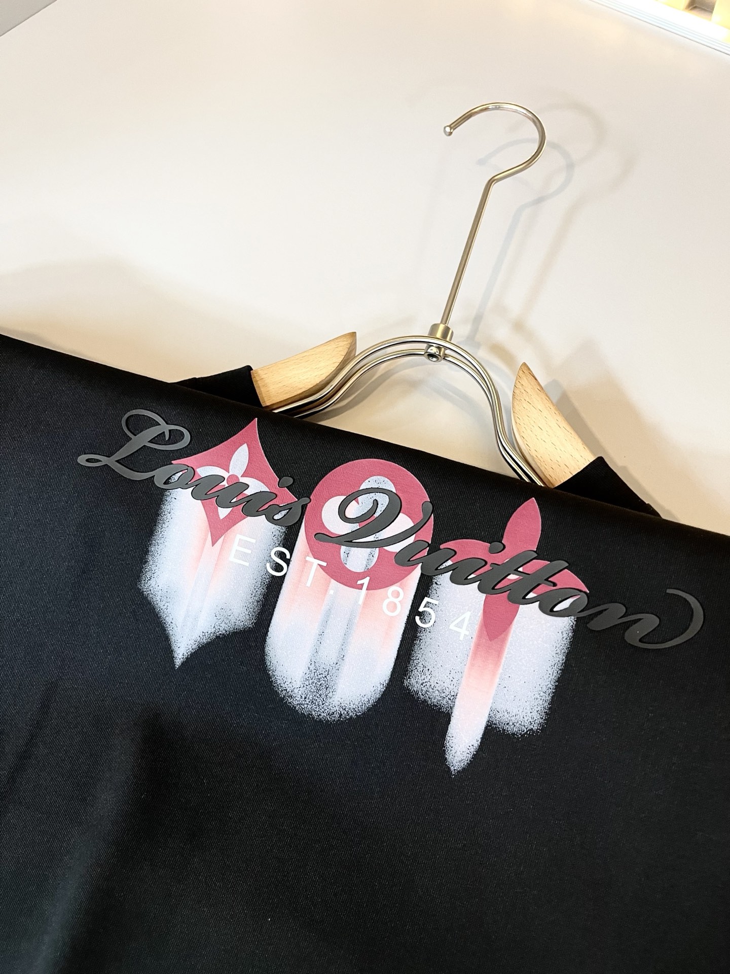   LouisVuitt*路易*登 2025春夏全新系列单品上线，非常时髦前卫的一款男女同款短袖T恤，标