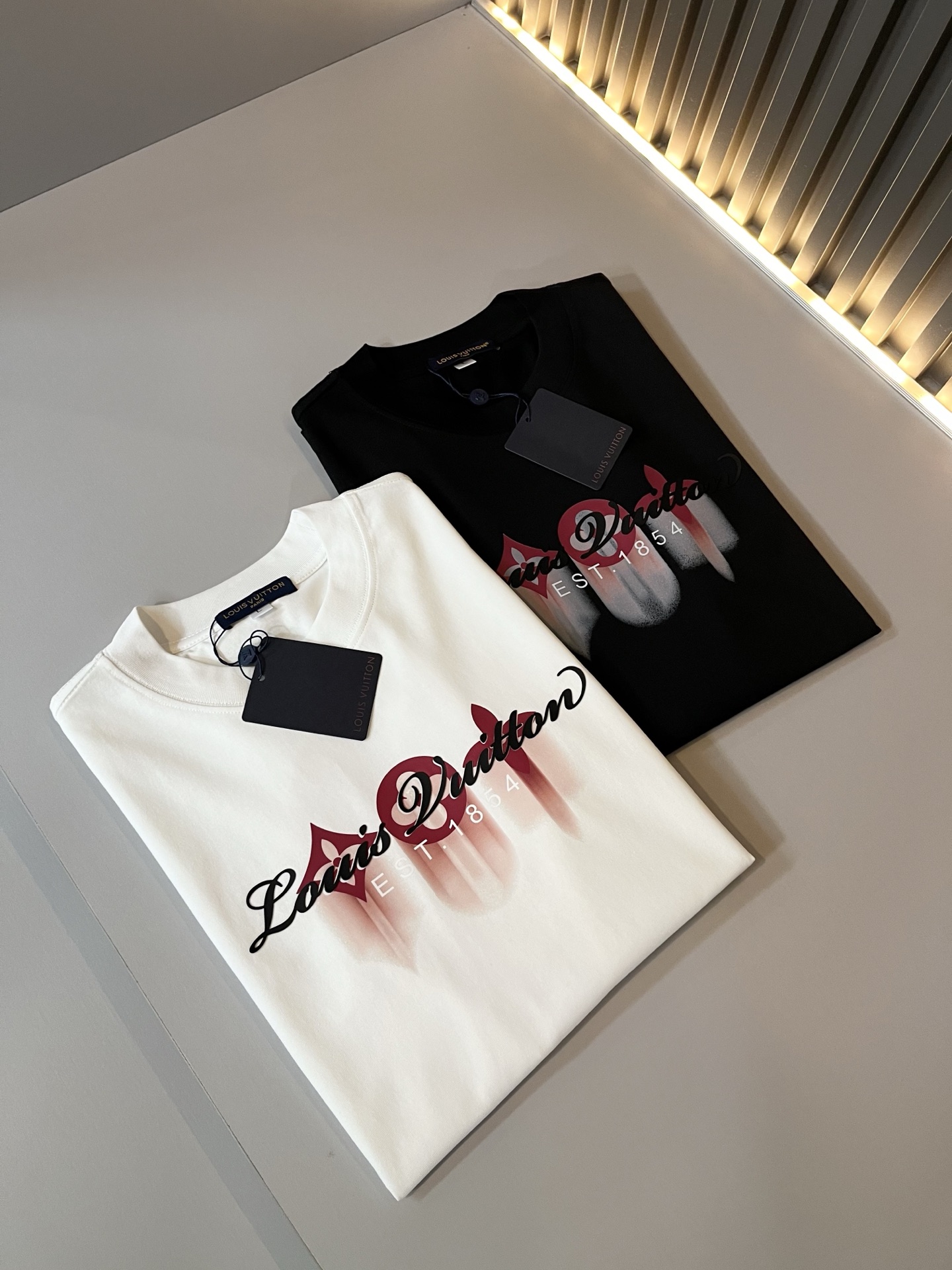   LouisVuitt*路易*登 2025春夏全新系列单品上线，非常时髦前卫的一款男女同款短袖T恤，标
