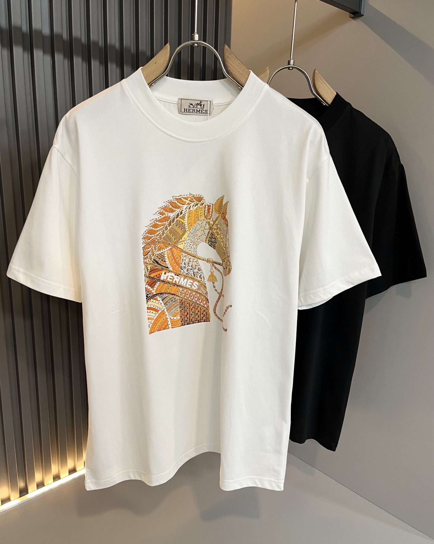 NO:449806,Her*mes 2025 spring and summer new short-sleeved T-shirt for men and women, a brand new upgraded versatile basic style, low-key and luxurious, and a choice of character!  Select high-quality and selected pure cotton fabrics!  Created, enjoy a relaxed and comfortable wearing experience, with super vertical performance, the iconic logo is highly artistic and has a design of the iconic logo with a meticulous craftsmanship and high recognition, showing the new brand micro-label culture!  Classic perfect layout design, precise and in place for cutting. Simple and atmospheric style, and can show fashionable charm in daily leisure life. Size M-4XL, T-shirt,tees, t-shirt,alexander wang19860909Her*mes爱*仕2025春夏新款男女同款短袖T恤,全新升级百搭基础款,低调奢华,品格之选！甄选优质精选纯棉面料！打造而成,享受轻松自在的穿着体验,有着超强的垂直性能 艺术感极强标志性logo压胶烫钻工艺设计,工艺细致,辨识度极高,展现全新品牌微标文化！经典完美版型设计,在裁剪上精准到位.简约大气风格,又能在日常休闲生活中展现时尚魅力.尺码M-4XL,,T-shirt,tees，t-shirt,alexander wang,Men's clothing