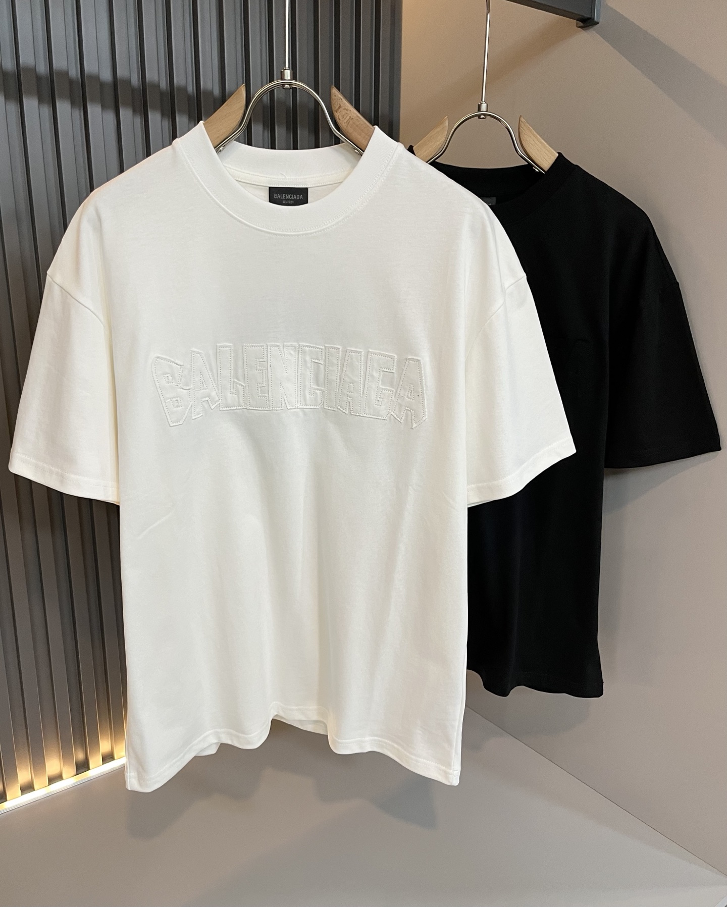 NO:449812,BALENCI*GA Paris* Home 2025 Spring and Summer New Men and Women's Same Short-Sleeve T-shirt!  Fashionable casual short-sleeved T-shirt with catwalk pattern prints!  Design logo patch embroidery and glue design!  The most designed and selected customer-supplied 260g pure cotton fabric, which feels soft and skin-friendly, is comfortable and breathable, and you can’t picky about the real thing!  Loose, small, shoulder-dead round neck cut, genderless couple mixed styles, opening up a new fashion charm!  Differentiate the market version of the high-end custom series!  Size M-3XL, balenciaga, T-shirt,tees, t-shirt,alexander wang19860909BALENCI*GA巴黎*家 2025春夏新款男女同款短袖T恤！走秀图案印花时尚休闲短袖T恤衫！设计logo贴布刺绣压胶设计！极具设计精选客供260g纯棉面料,手感柔软亲肤,着身舒适透气性都无法挑剔,实物绝对会让你爱不释手！宽松小落肩的圆领版型裁剪,无性别主义的情侣混穿款式,打开全新的时装新韵味！区别市场版本高定系列！尺码M-3XL,,balenciaga,T-shirt,tees，t-shirt,alexander wang,Men's clothing