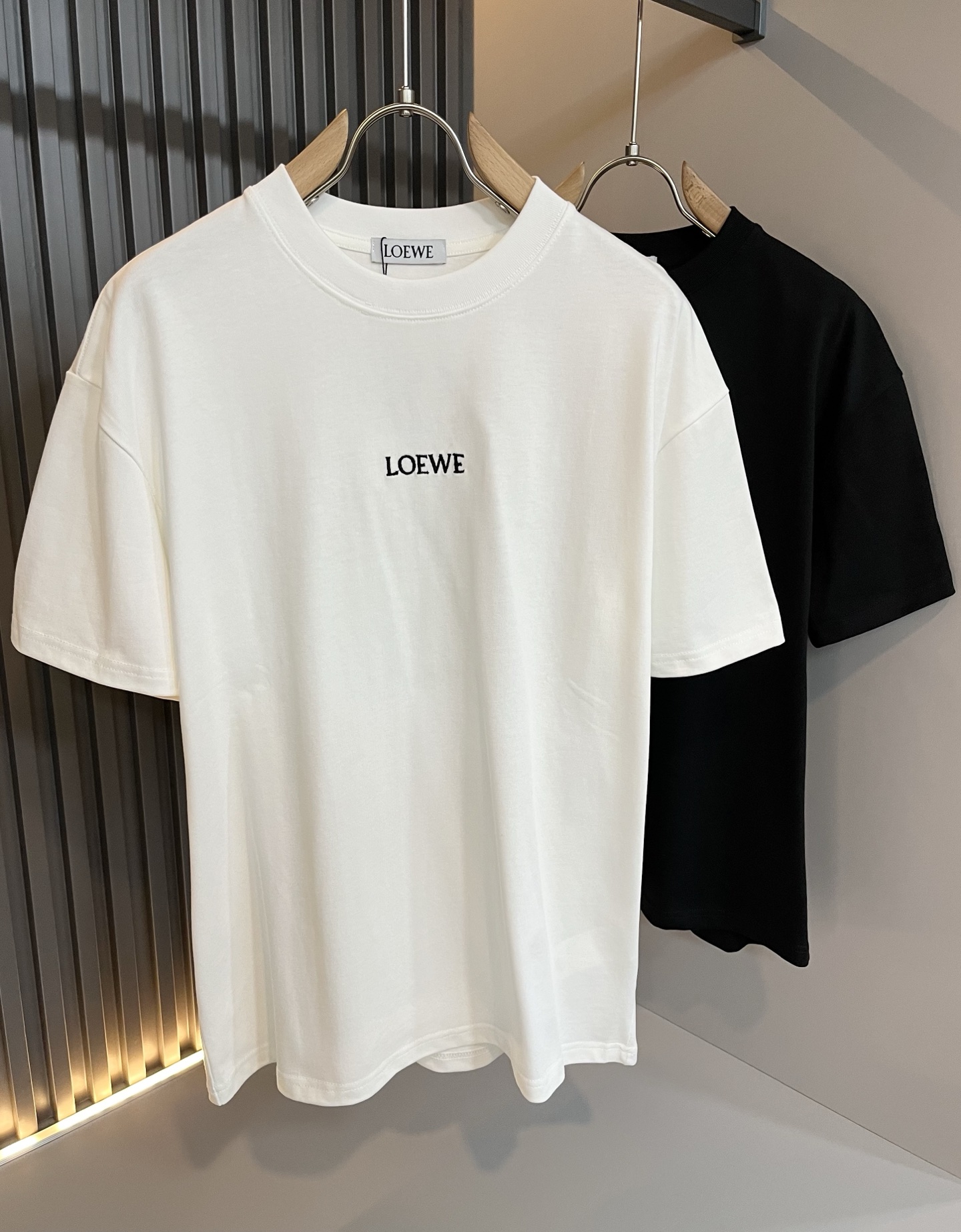 NO:451323,LOE*WE Luo*We 2025 spring and summer new short-sleeved T-shirt for men and women, original Italian order channel, very personalized and high-end style, logo logo pattern embroidery craft design!  Couple pure cotton short-sleeved T-shirt!  !  The latest fashion trends and popular products are here, and it is another simple and high-end fashion item. It is a fashion product with very high-end outfit charm. It is a must-have item for fashion trends!  Original Italian manufacturer channels, special-level orders, and released at the same time as Hong Kong, Macao and Taiwan buyers. This model is also the latest popular product of Luo Yiweijia this year and the most classic product. Its specifications and grades are beyond doubt!  !  The choice is very diverse, and it can be said that this model naturally has a fresh and natural feeling, showing the brand charm and high-end feeling. The texture of this model is very good, and the heavy weight and brilliant skin-friendliness that can be seen with hands are even better, and it is a complete enjoyment of wearing!  !  Size: M-3XL, loewe, loewe, T-shirt,tees, t-shirt,alexander wang19860909LOE*WE罗*威 2025春夏新款男女同款短袖T恤,意大利原厂订单渠道,极具个性高级风,标志logo图案刺绣工艺设计！情侣款纯棉短袖T恤！！最新时尚潮流人气产物驾到,又是一款简约高级的时尚单品,穿搭魅力十分高级不俗的时尚产物 ,时尚潮流必备单品！意大利原厂渠道,特供级别订单,同步港澳台买手店发布,此款也是罗意威家今年的最新人气产物,也是最经典的产物,其规格跟档次更是毋庸置疑！！ 选择极具多样化,言而喻此款自然具备那种清新自然的感觉,彰显品牌魅力与高级感,此款的质感十分的到位,用手可以感知的重磅跟出彩亲肤程度更是上佳,十足的穿着享受！！尺码: M-3XL,,loewe,loewe,T-shirt,tees，t-shirt,alexander wang,Men's clothing