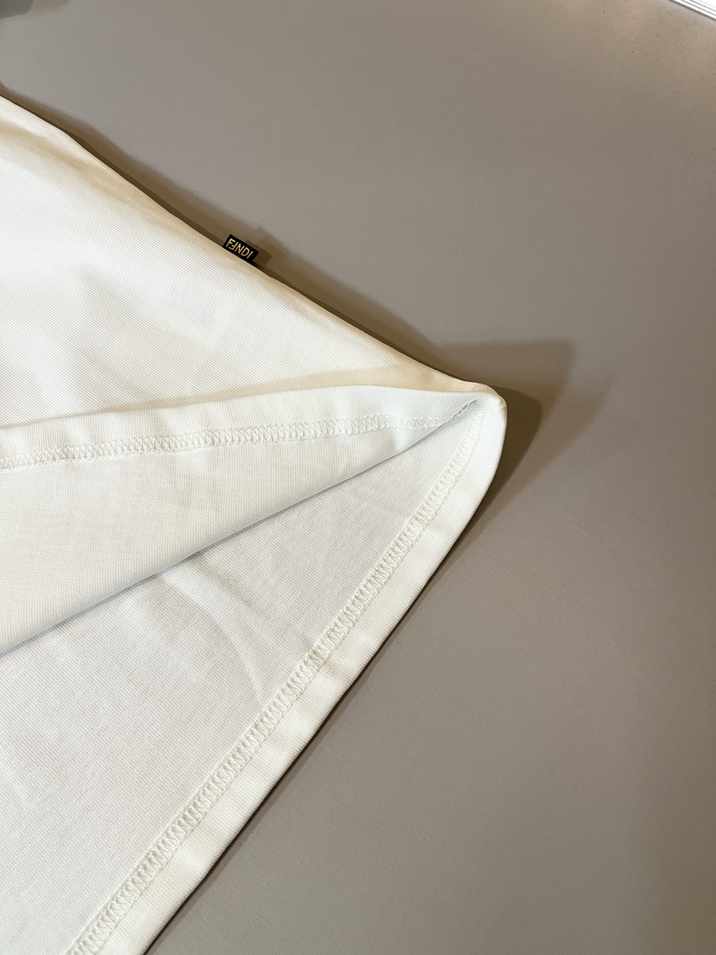   FEN*I 芬*迪2025春夏新款FD家族FF男女同款👫短袖T恤，男女同款👫百搭极简短袖。意大利原厂