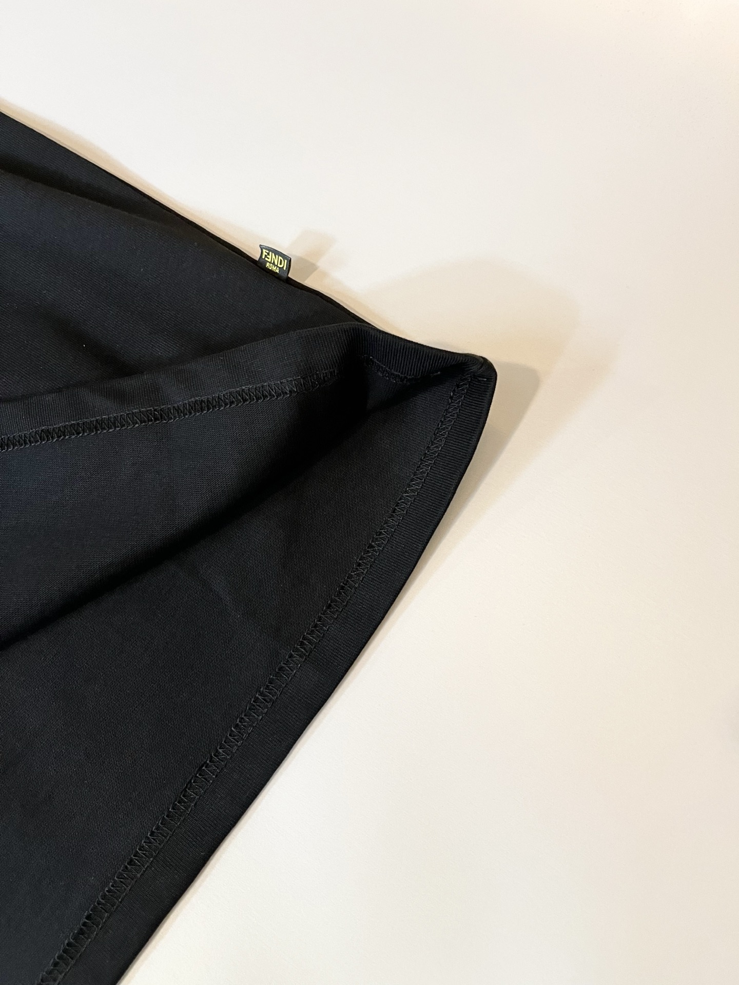   FEN*I 芬*迪2025春夏新款FD家族FF男女同款👫短袖T恤，男女同款👫百搭极简短袖。意大利原厂