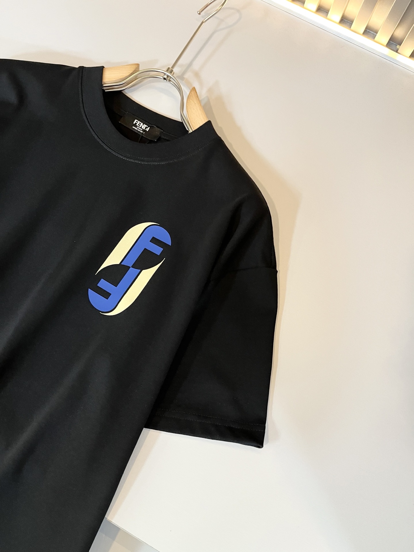   FEN*I 芬*迪2025春夏新款FD家族FF男女同款👫短袖T恤，男女同款👫百搭极简短袖。意大利原厂