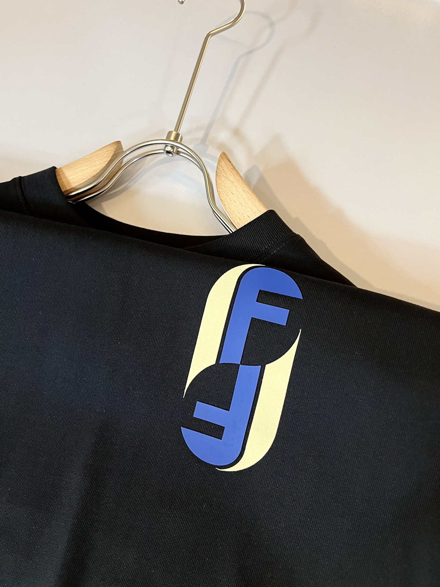   FEN*I 芬*迪2025春夏新款FD家族FF男女同款👫短袖T恤，男女同款👫百搭极简短袖。意大利原厂